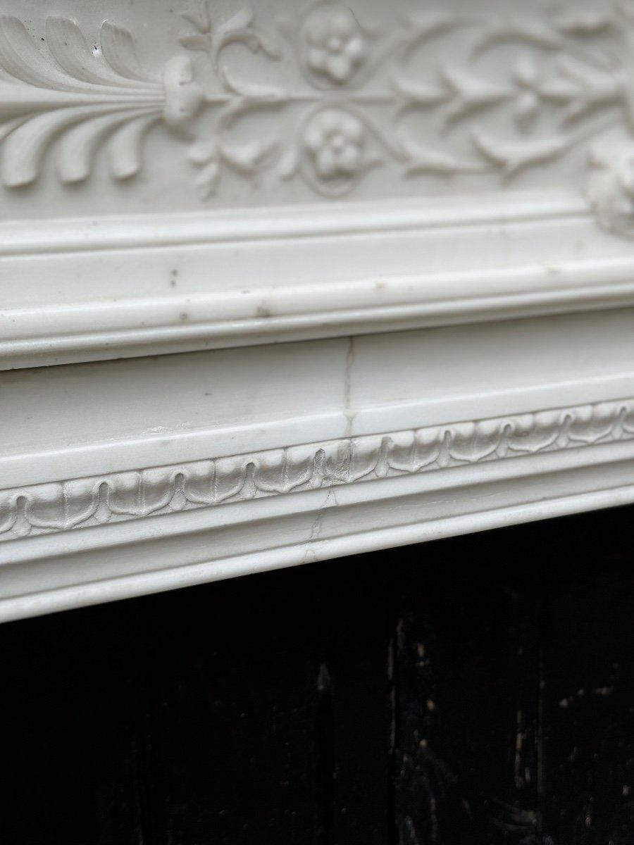 Chimenea estilo Luis XVI en mármol blanco estatuario Circa 1880 en venta 1