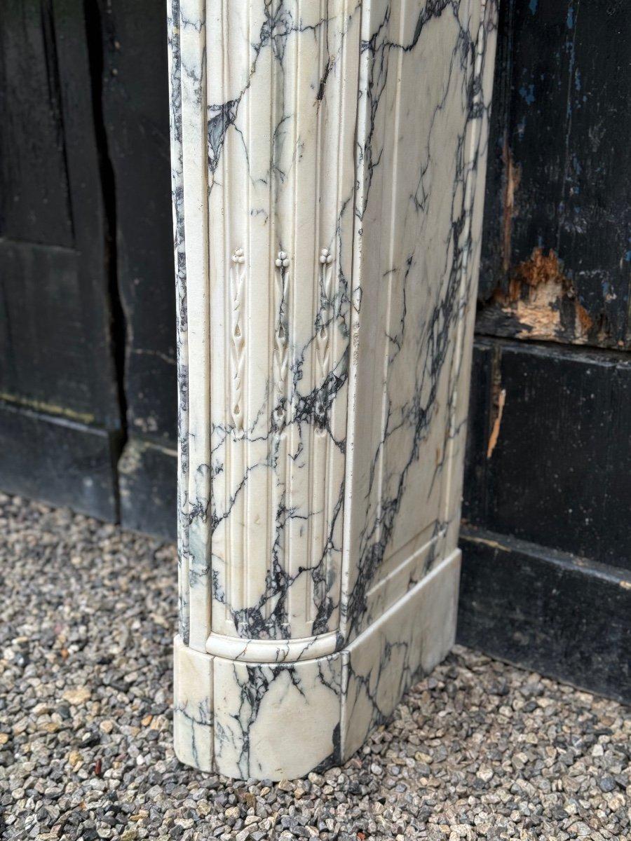 Cheminée de style Louis XVI en marbre brèche violette Circa 1880 Excellent état - En vente à Honnelles, WHT