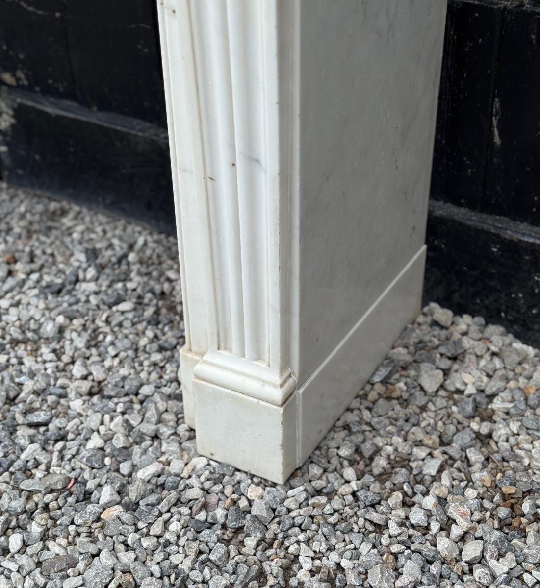 Louis XVI style fireplace in white Carrara marble, circa 1880
Dimensions of the fireplace: 83,5 x 93 