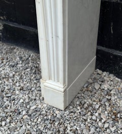 Cheminée de style Louis XVI en marbre blanc de Carrare, vers 1880