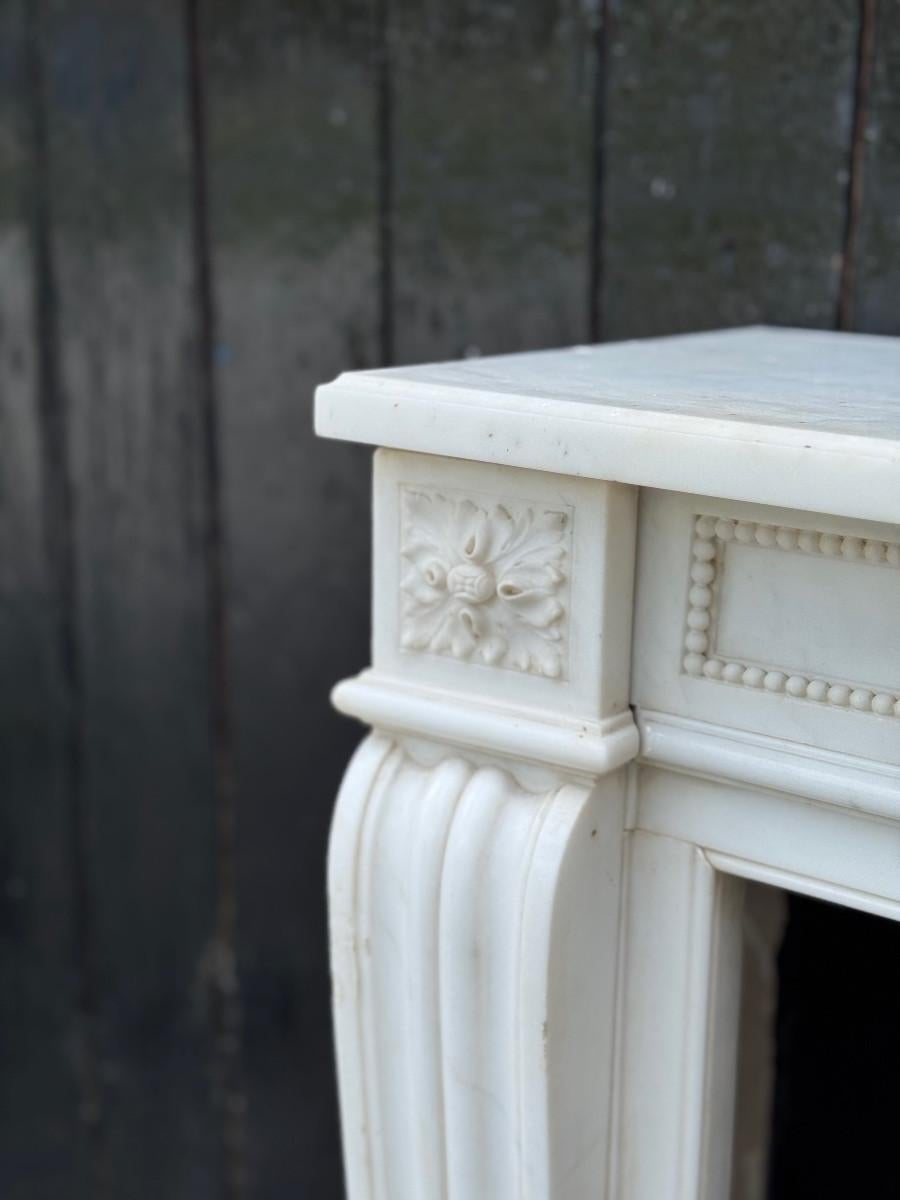 Regency Louis XVI style fireplace in white Carrara marble, circa 1880 For Sale