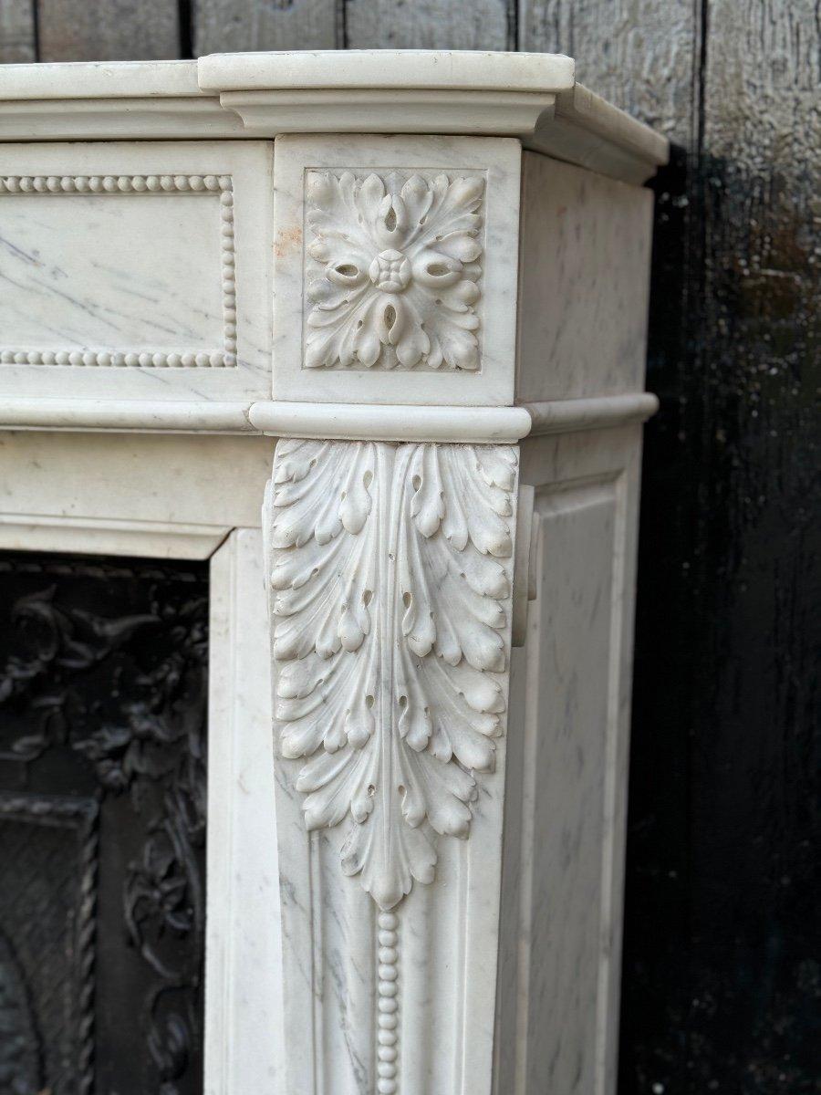 Louis XVI Style Fireplace In White Carrara Marble Circa 1880 In Excellent Condition For Sale In Honnelles, WHT