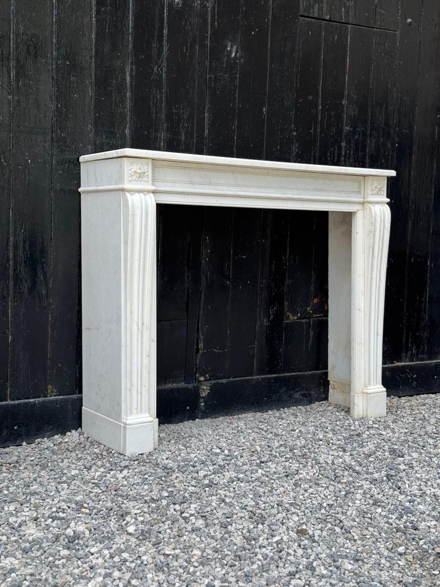 Louis XVI style fireplace in white Carrara marble, circa 1880 In Good Condition For Sale In Honnelles, WHT