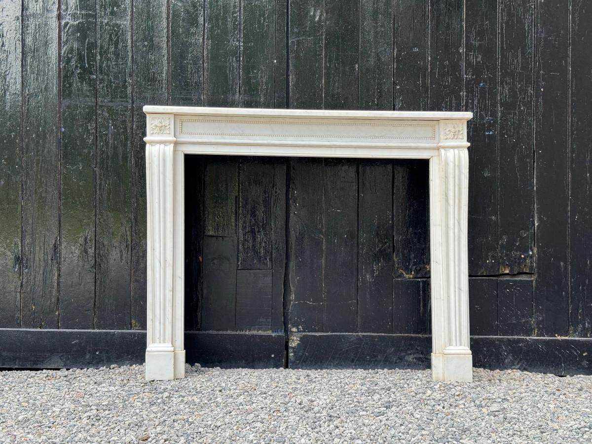 19th Century Louis XVI style fireplace in white Carrara marble, circa 1880 For Sale