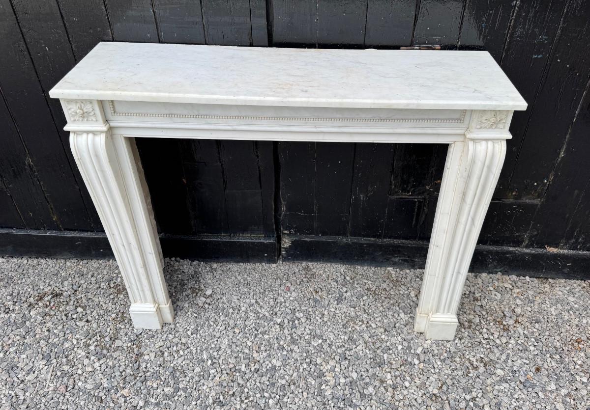 Marble Louis XVI style fireplace in white Carrara marble, circa 1880 For Sale