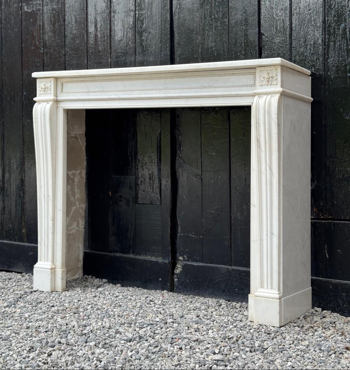 Louis XVI style fireplace in white Carrara marble, circa 1880 For Sale 1