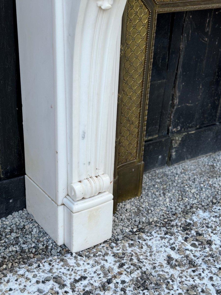 Louis XVI Style Fireplace In White Carrara Marble, Circa 1900 In Excellent Condition In Honnelles, WHT