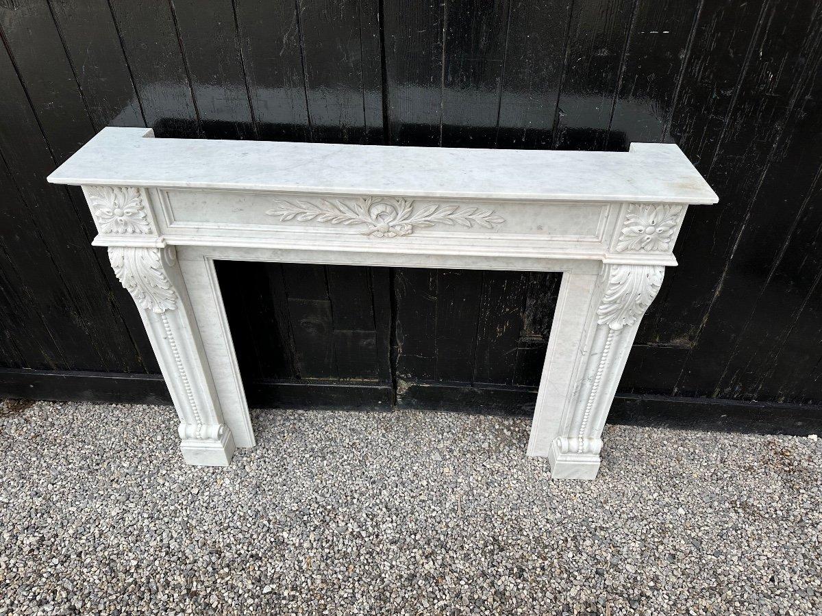 Louis XVI style fireplace in white Carrara marble. Cut in the tablet instead of a fireplace body possibility of reducing all the depth to 24 cm. Diimensions of the hearth 82 x 96cm
