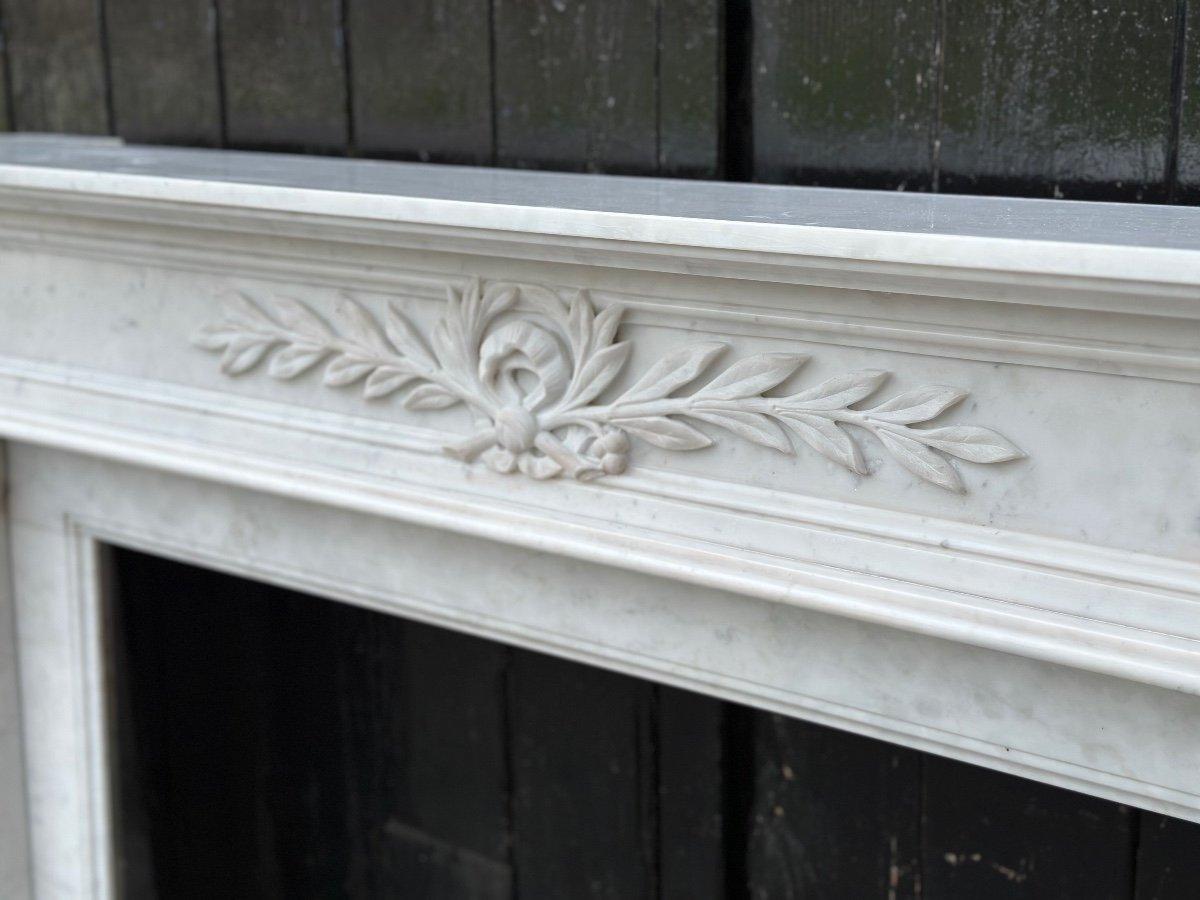 Louis XVI Style Fireplace In White Carrara Marble, Circa 1980 In Excellent Condition For Sale In Honnelles, WHT