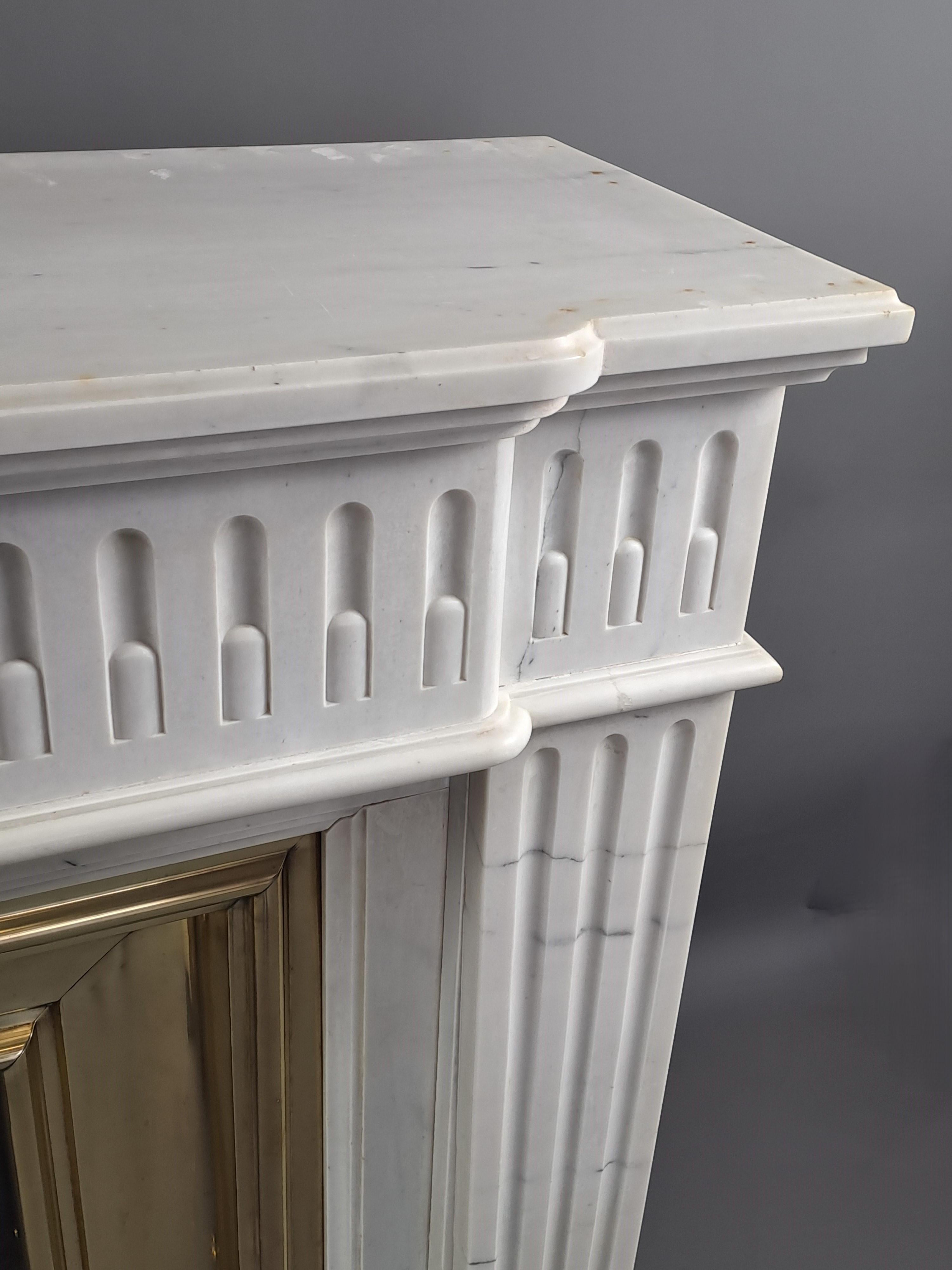 Louis XVI Style Fireplace In White Carrara Marble en venta 4