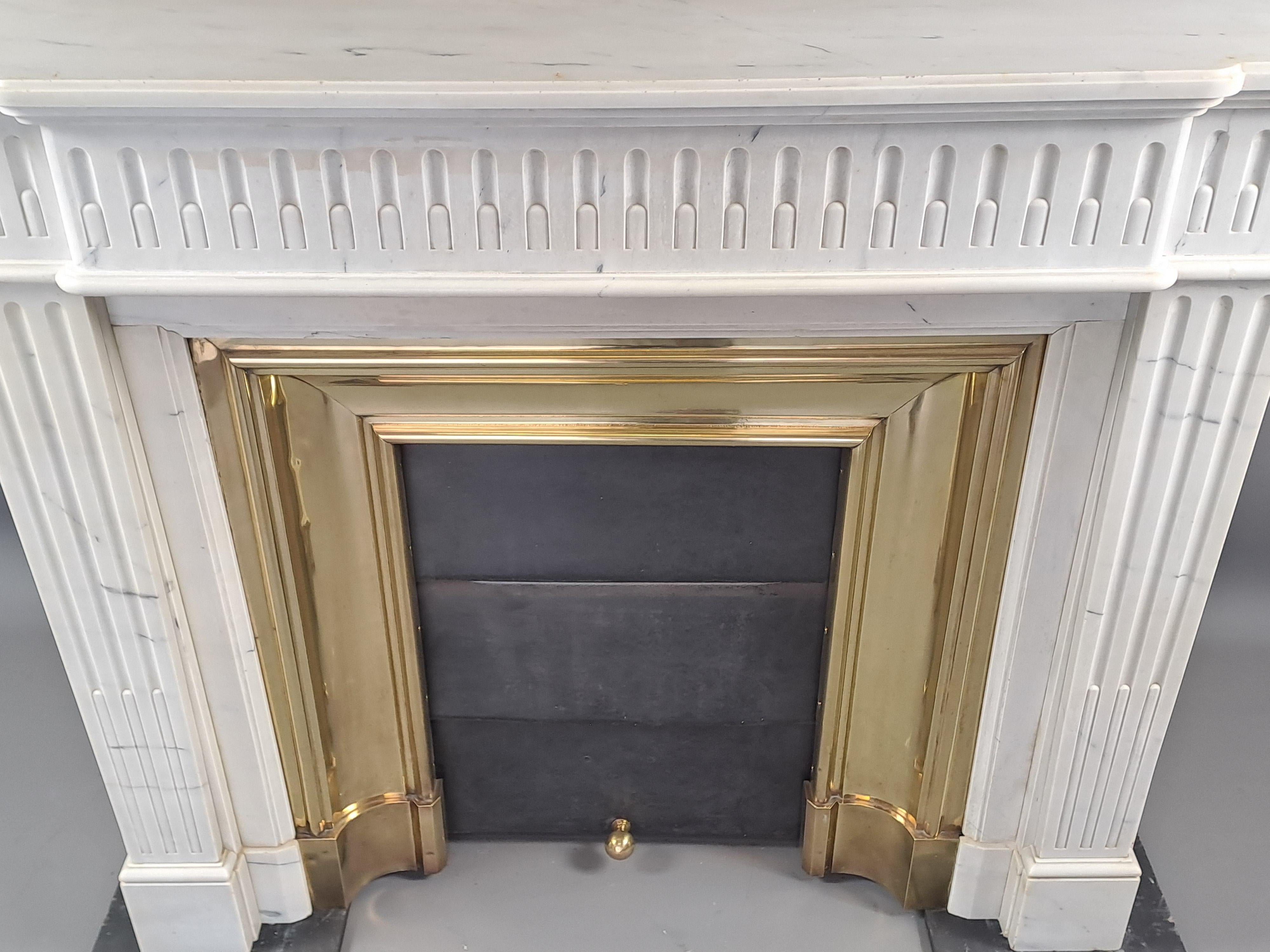 Louis XVI Style Fireplace In White Carrara Marble en venta 5