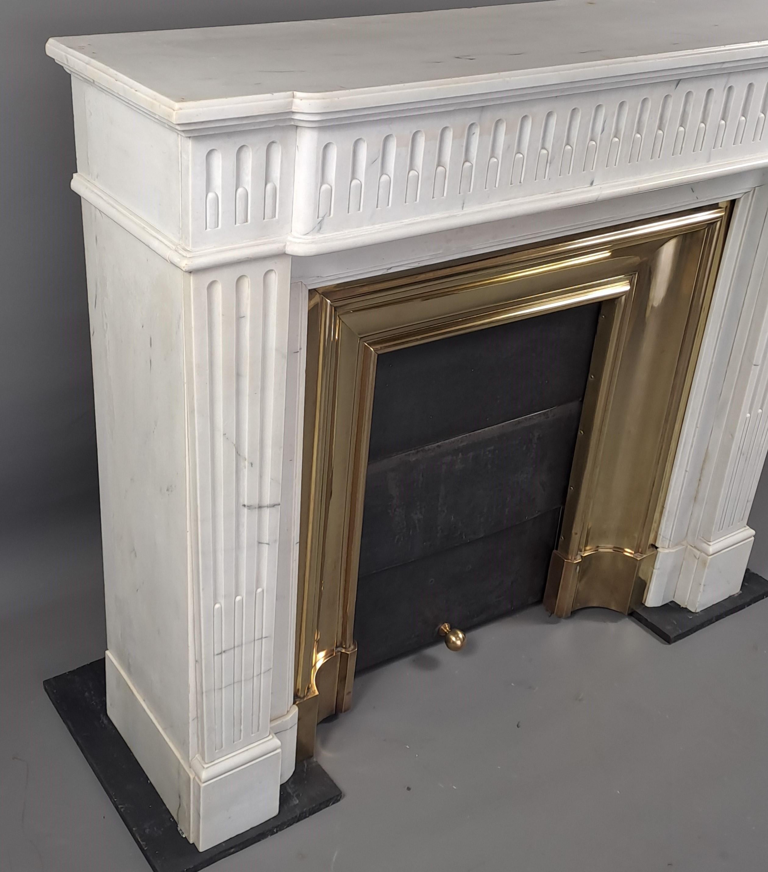 Louis XVI Style Fireplace In White Carrara Marble Luis XVI en venta