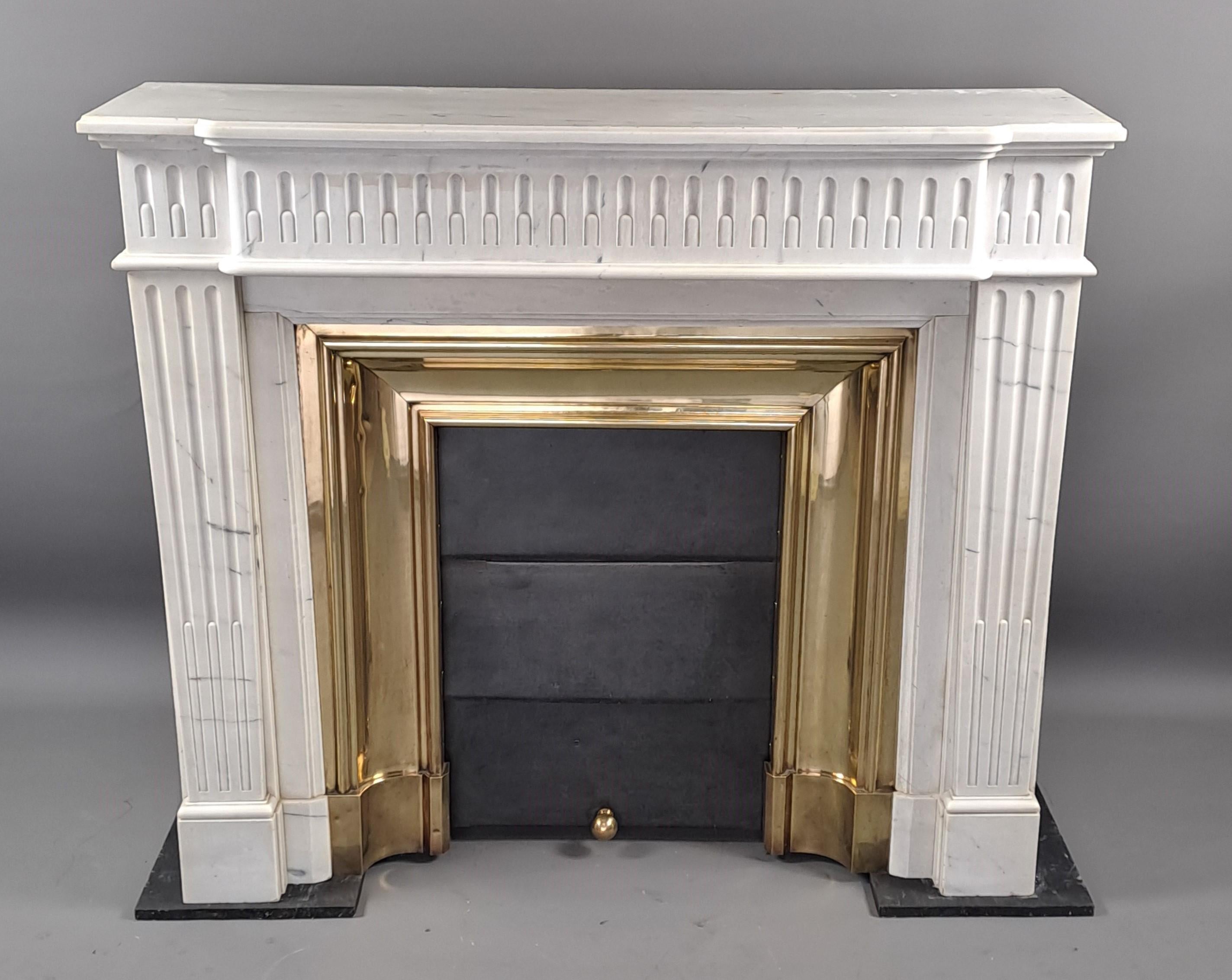 Louis XVI Style Fireplace In White Carrara Marble en Bueno estado para la venta en BARSAC, FR