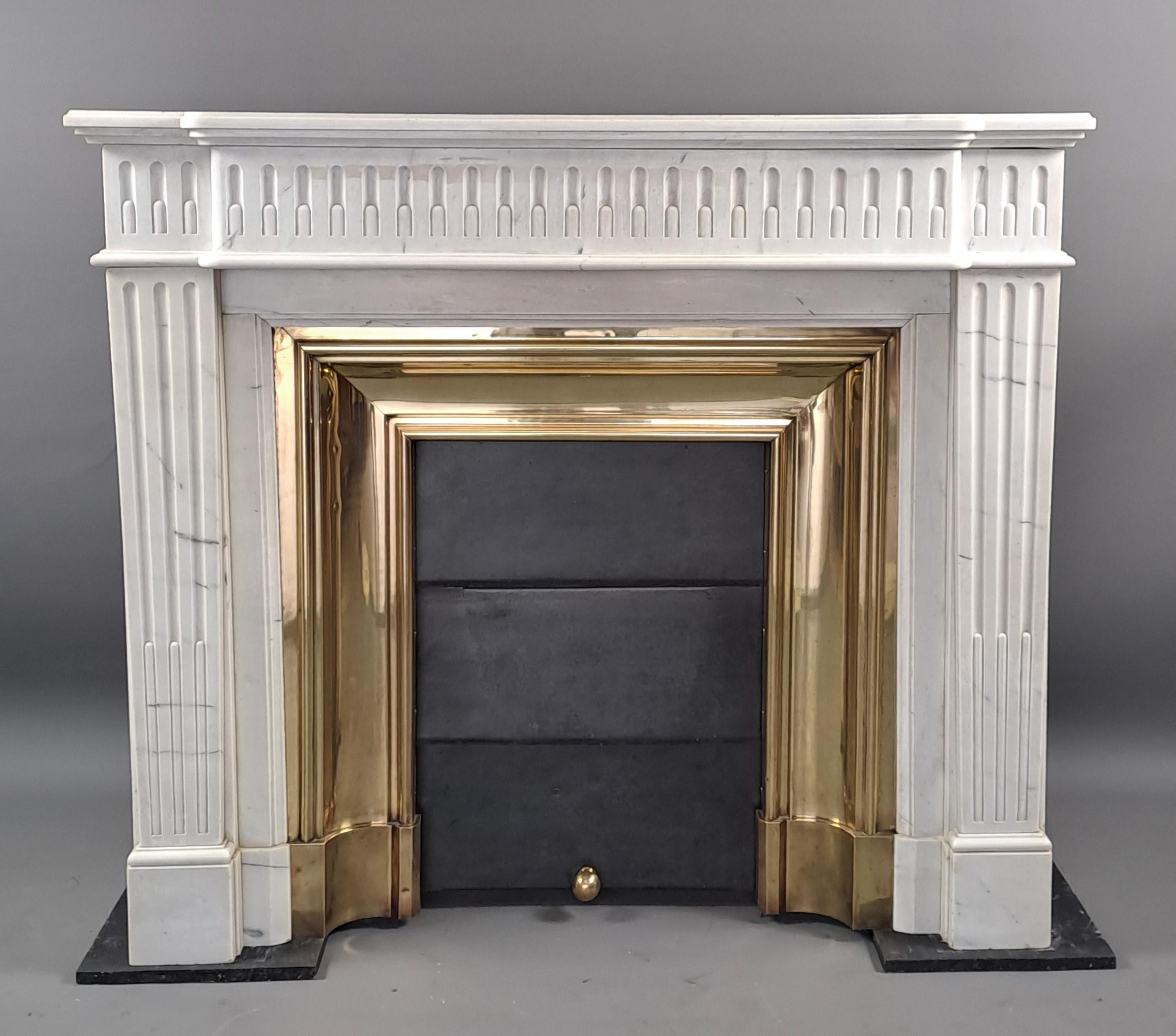 Louis XVI Style Fireplace In White Carrara Marble siglo XIX en venta