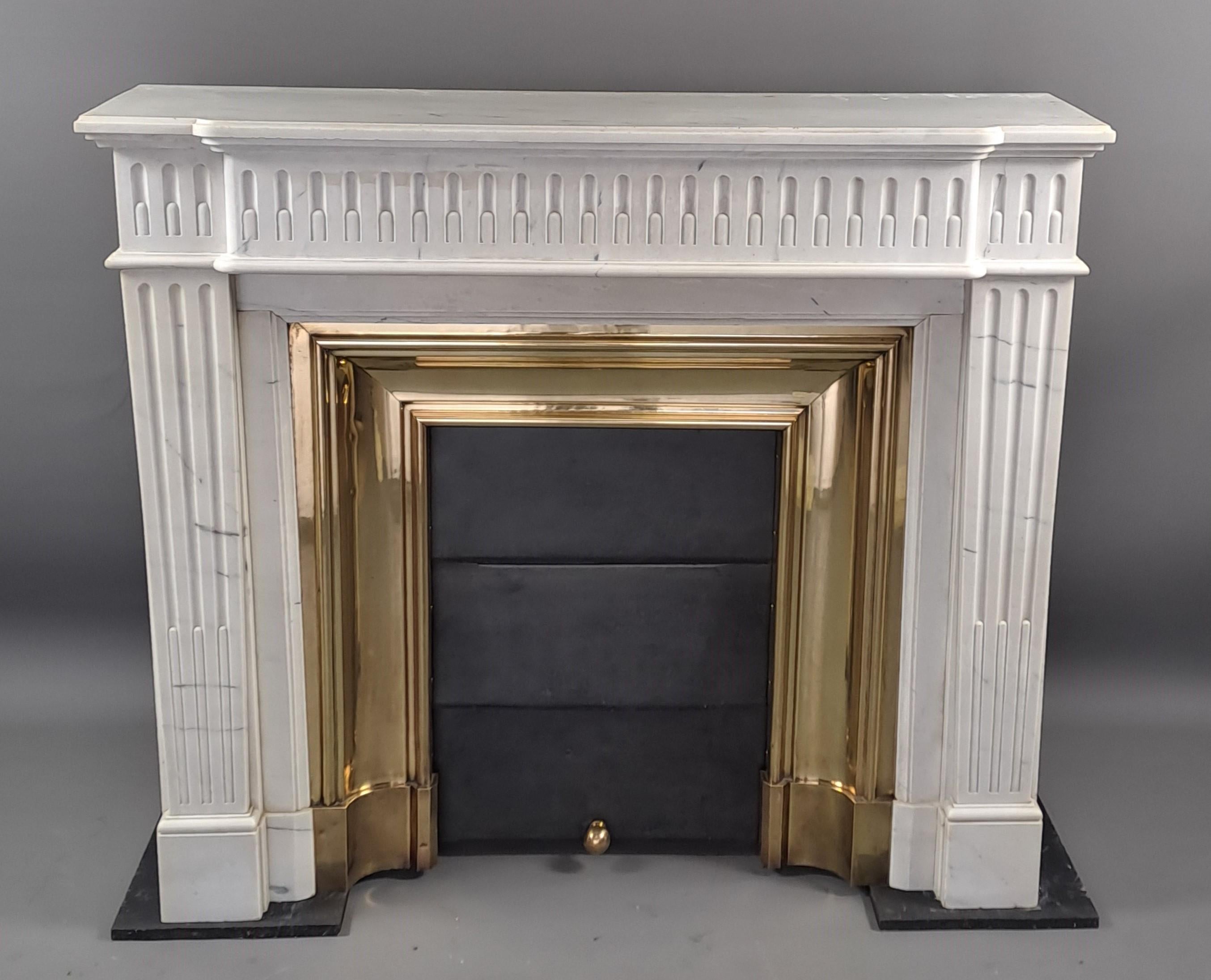 Louis XVI Style Fireplace In White Carrara Marble Mármol de Carrara en venta
