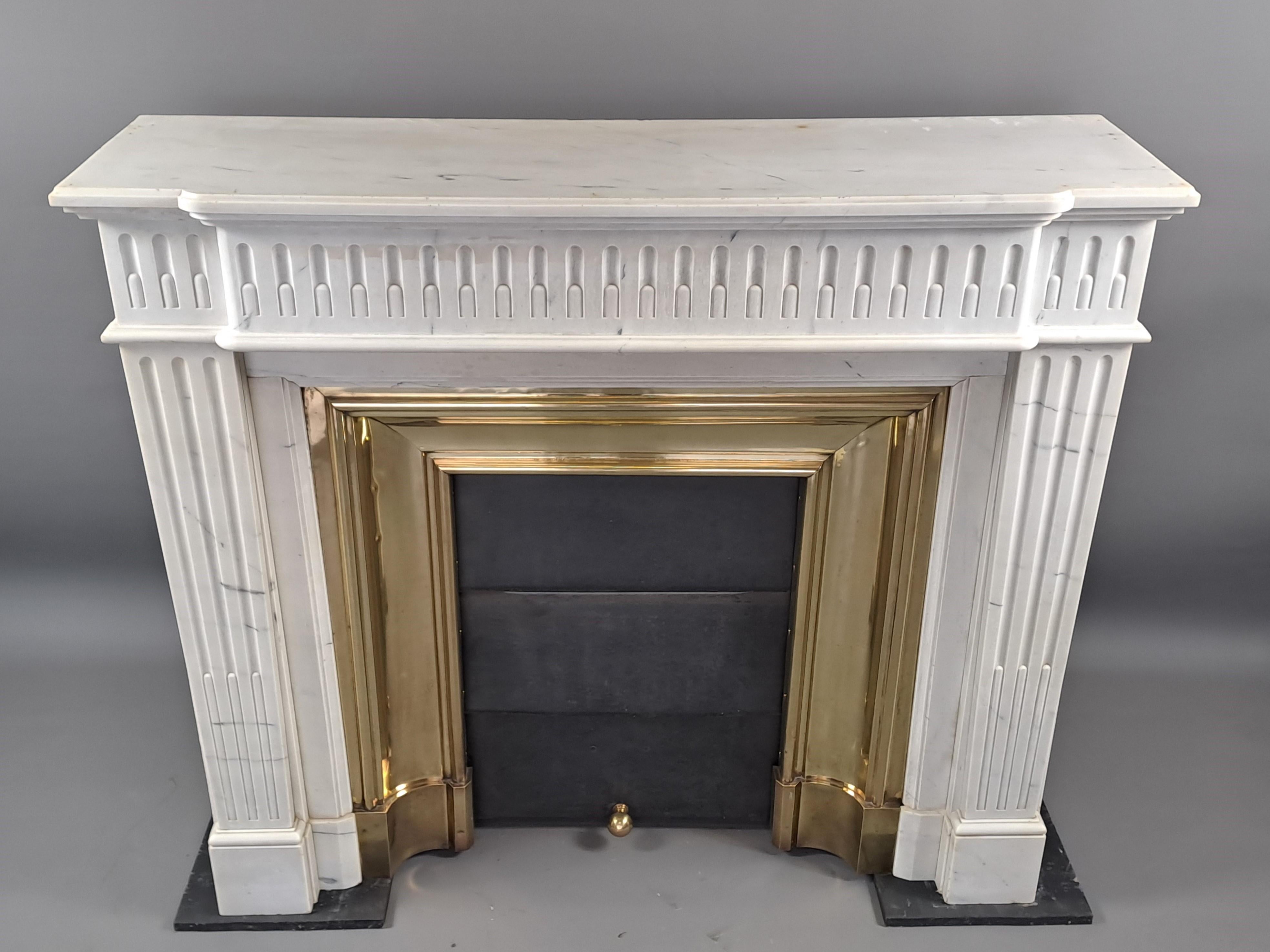 Louis XVI Style Fireplace In White Carrara Marble en venta 1