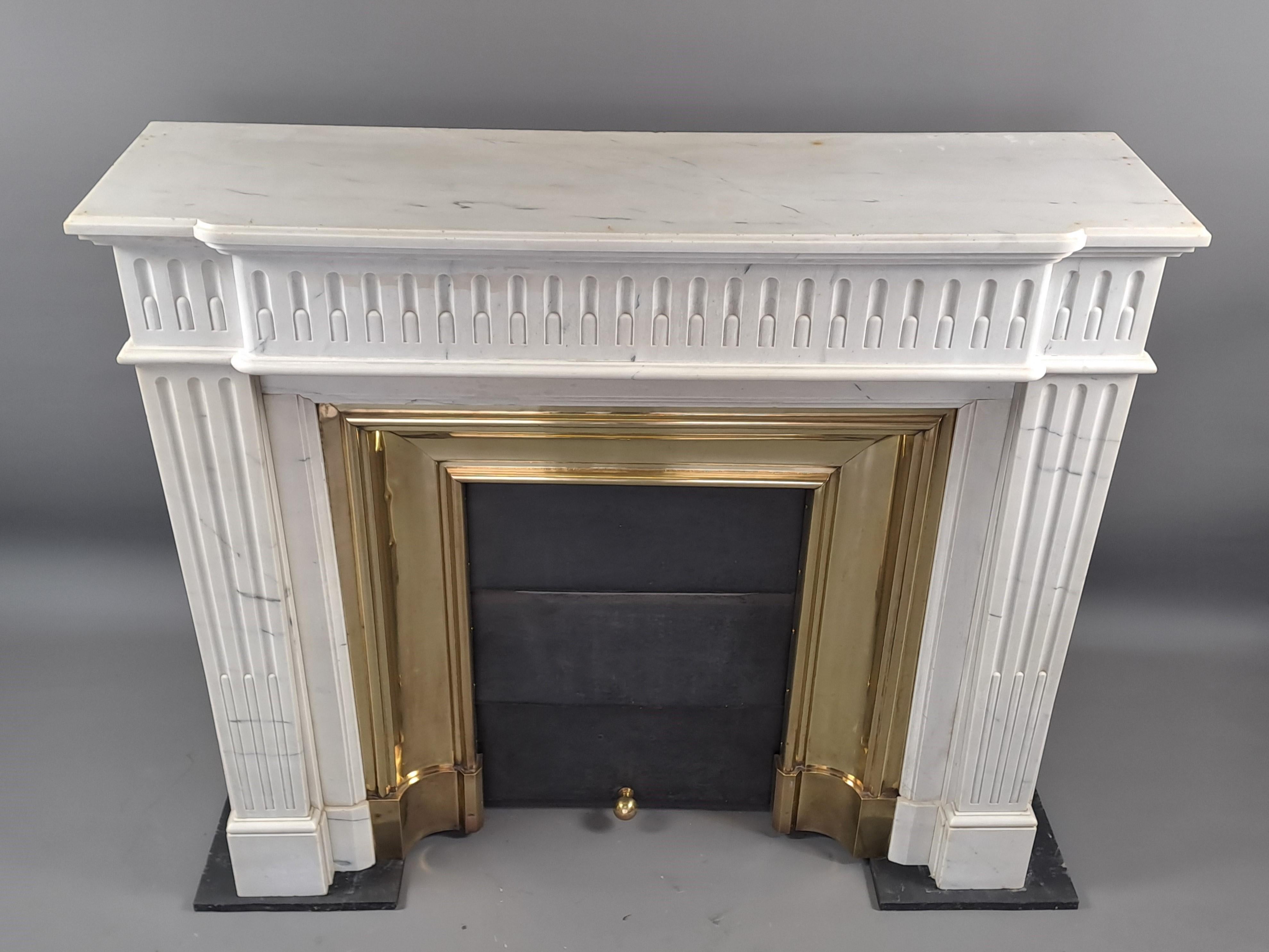 Louis XVI Style Fireplace In White Carrara Marble en venta 2