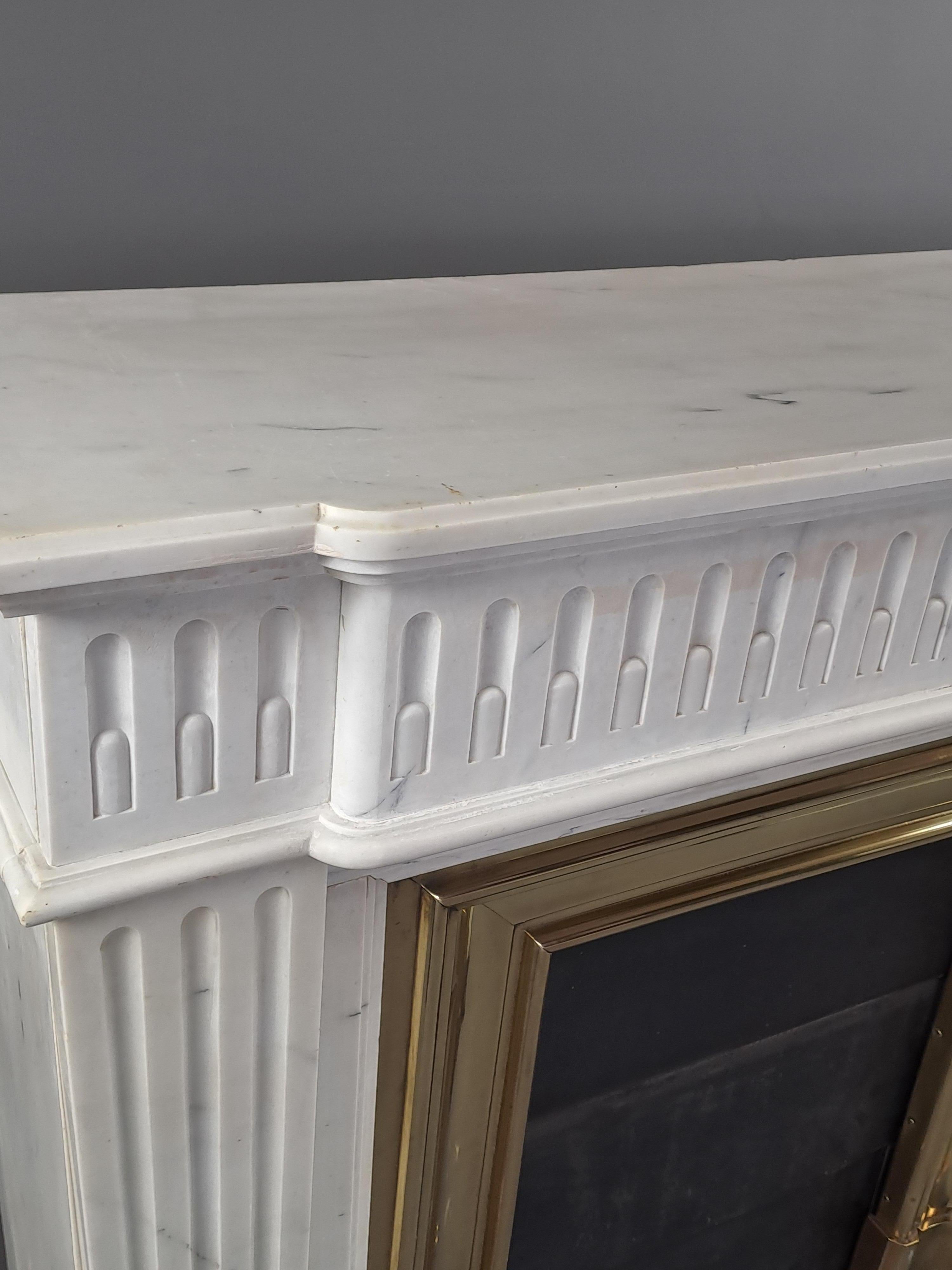 Louis XVI Style Fireplace In White Carrara Marble en venta 3