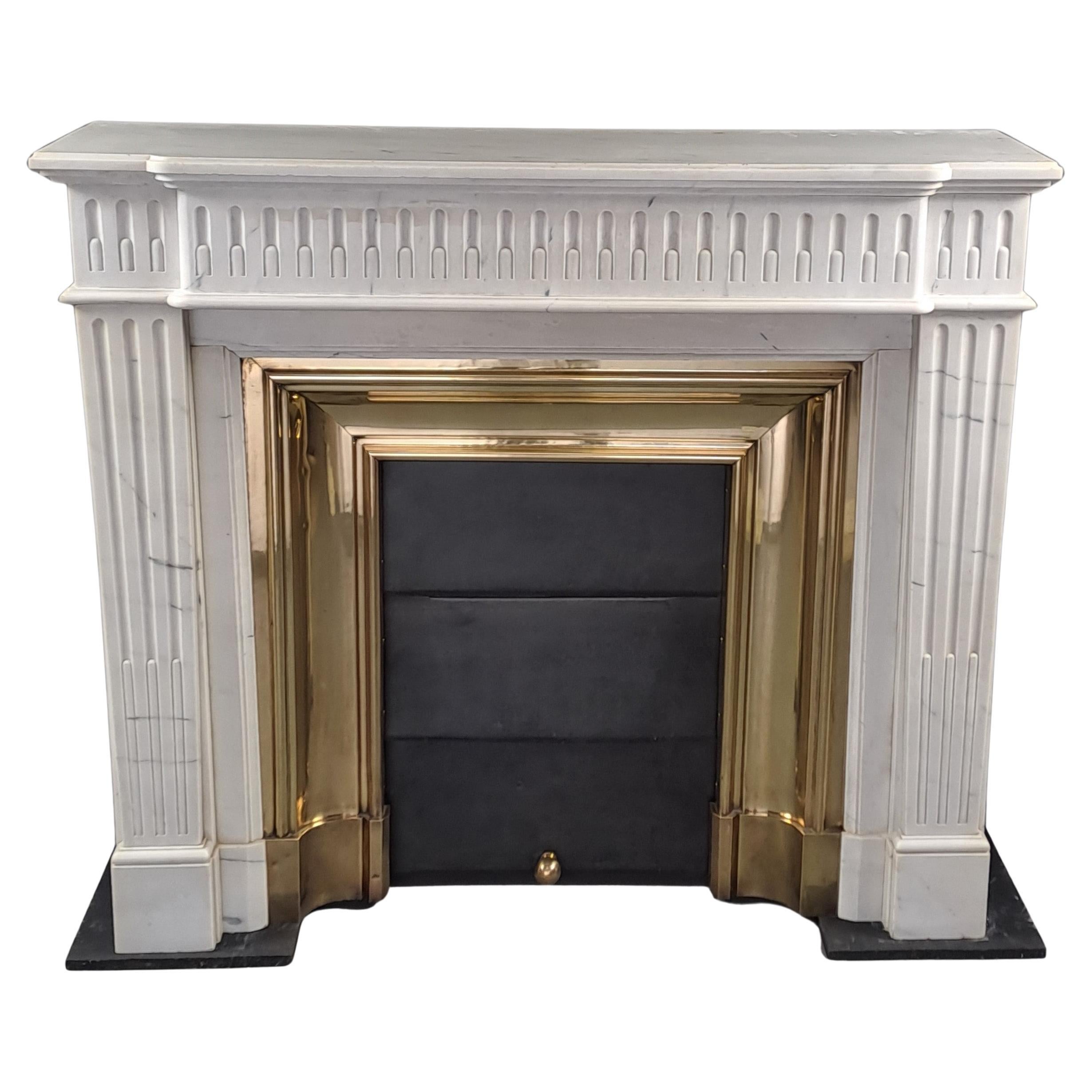 Louis XVI Style Fireplace In White Carrara Marble en venta