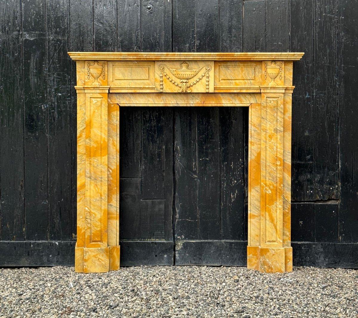 Kamin im Louis-XVI.-Stil aus gelbem Siena-Marmor, um 1880 im Angebot 4
