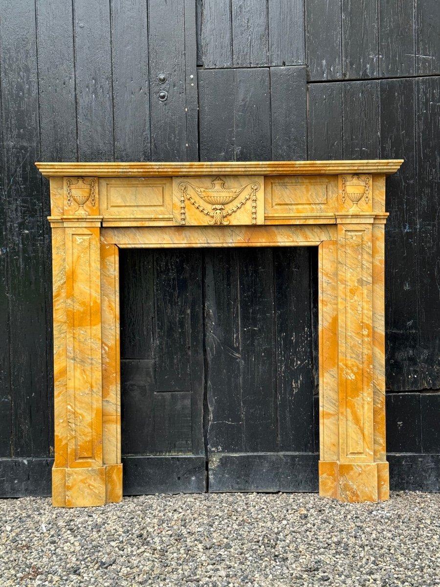 Kamin im Louis XVI-Stil aus gelbem Siena-Marmor

Innenmaße: 99 x 78 cm