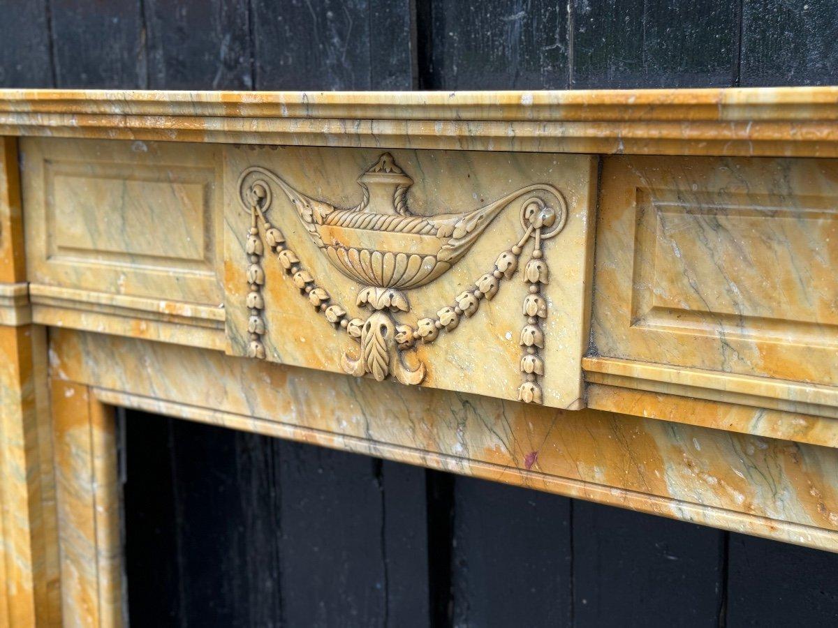 Kamin im Louis-XVI.-Stil aus gelbem Siena-Marmor, um 1880 im Zustand „Hervorragend“ im Angebot in Honnelles, WHT