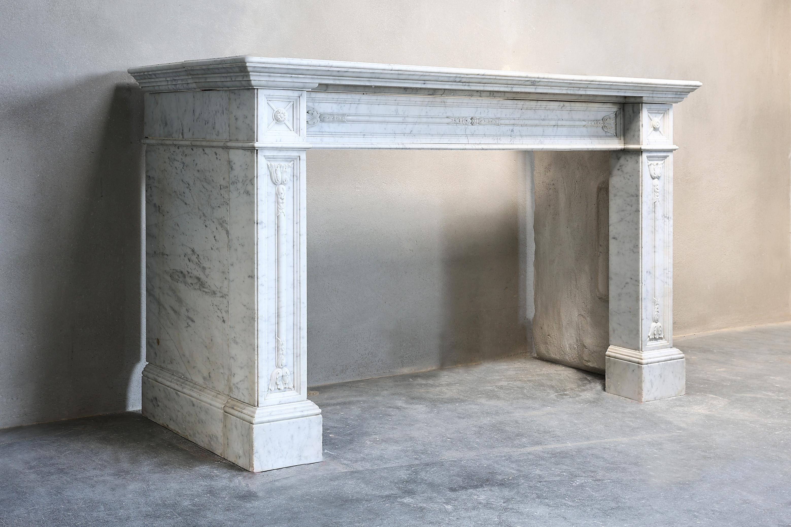 Antique 19th century fireplace Arabescato marble in the Louis XVI style. This fireplace dates from the 19th century and has beautiful ornaments in the top and on the legs. A beautiful straight chimney that fits in various interior styles!