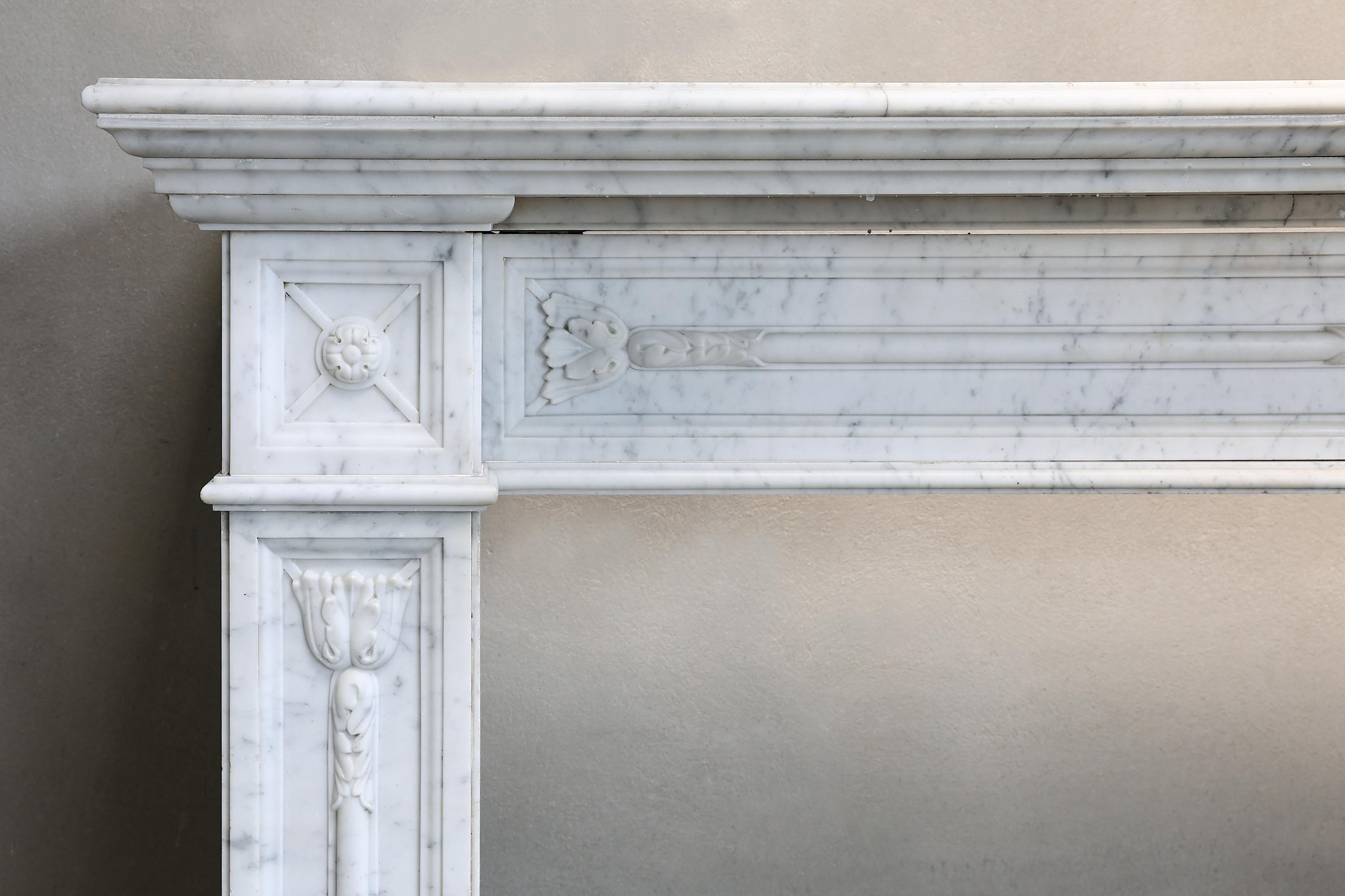 Louis XVI Style Fireplace of Arabescato Marble from the 19th Century For Sale 1