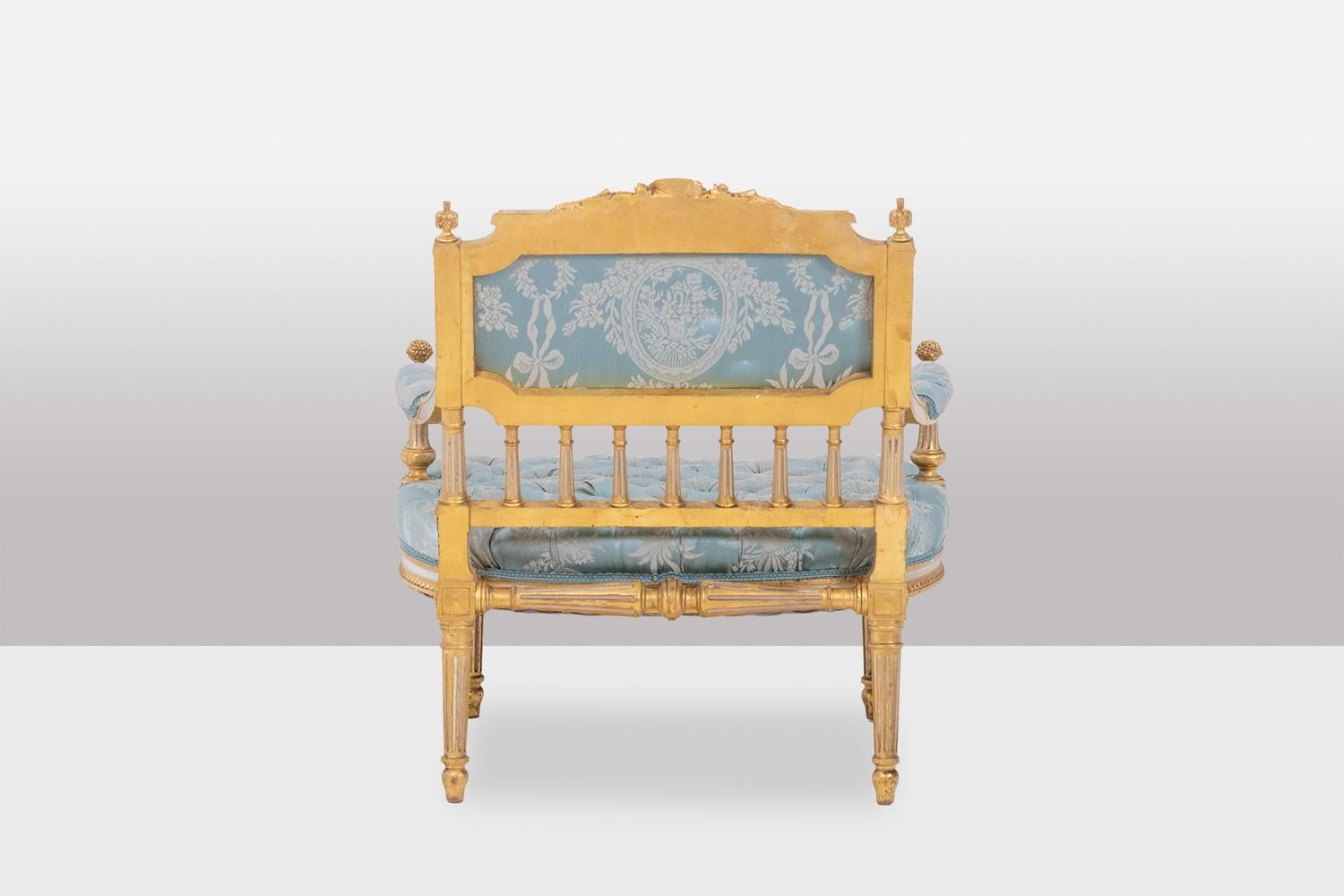 Kaminstuhl im Louis-XVI.-Stil aus vergoldetem und lackiertem Holz. Um 1880. (Französisch)