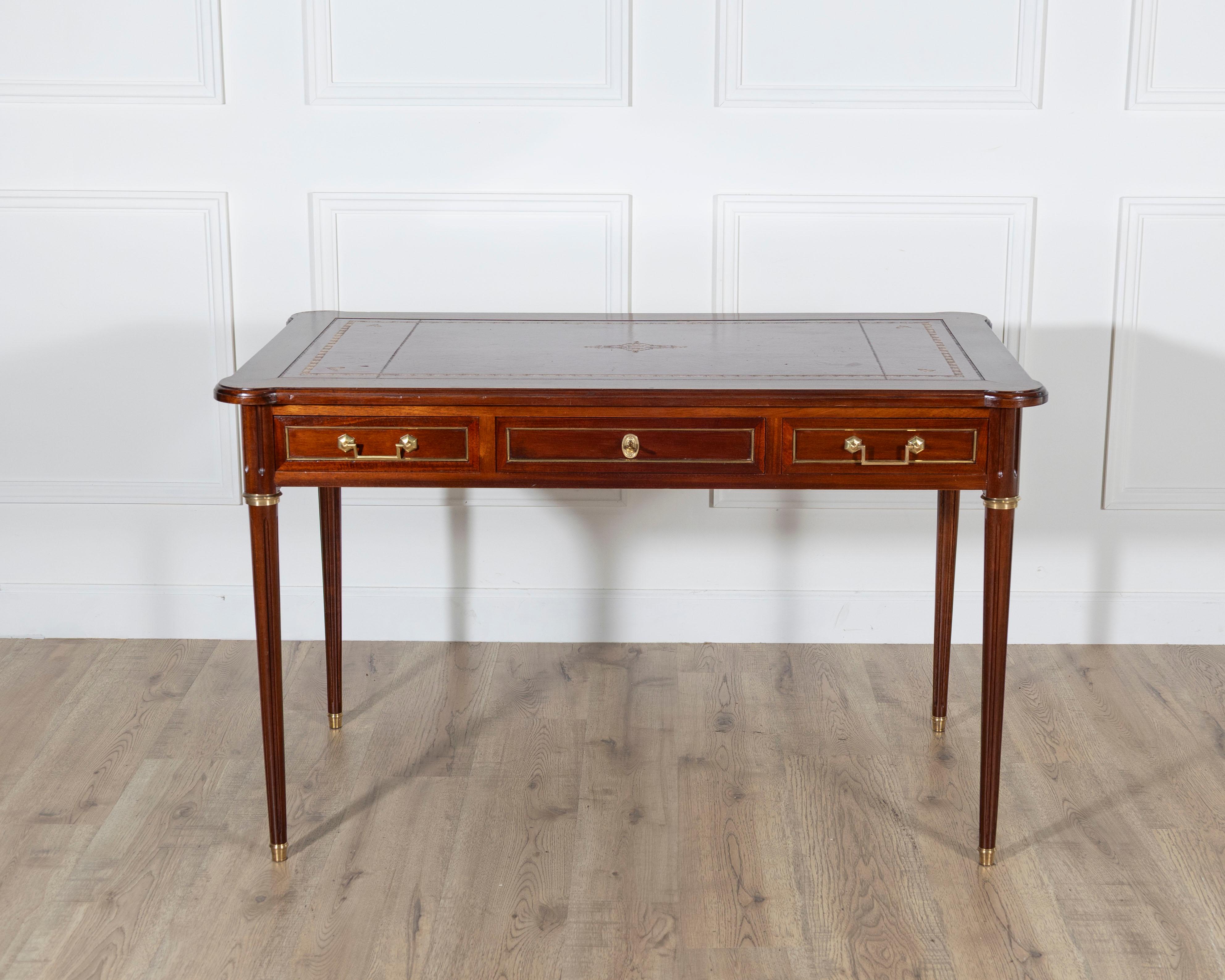 Louis XVI style mahogany flat desk, double-sided with two side pulls, it opens with three drawers, the central drawer with a lock and key in working order, the other two drawers open with a drop handle. The drawers, the sides are decorated with