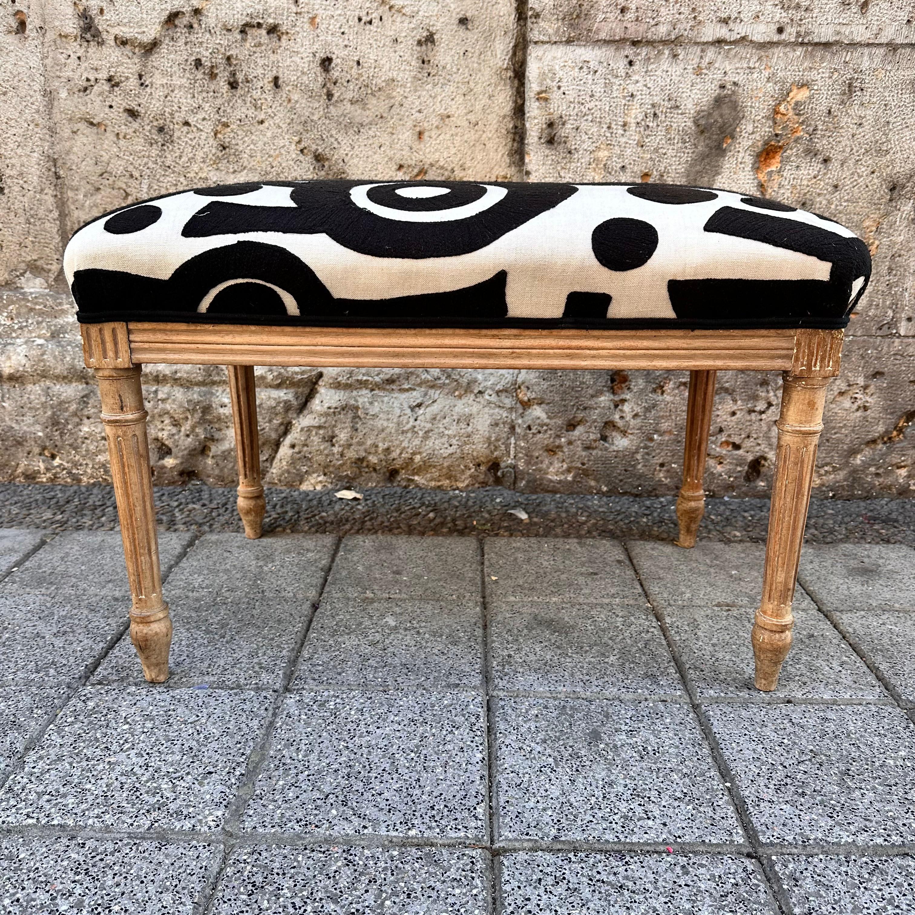 Style Louis XVI  Tabouret Banc Sculpté en Bois Lavé Blanc Noir Pierre Frey en vente 2