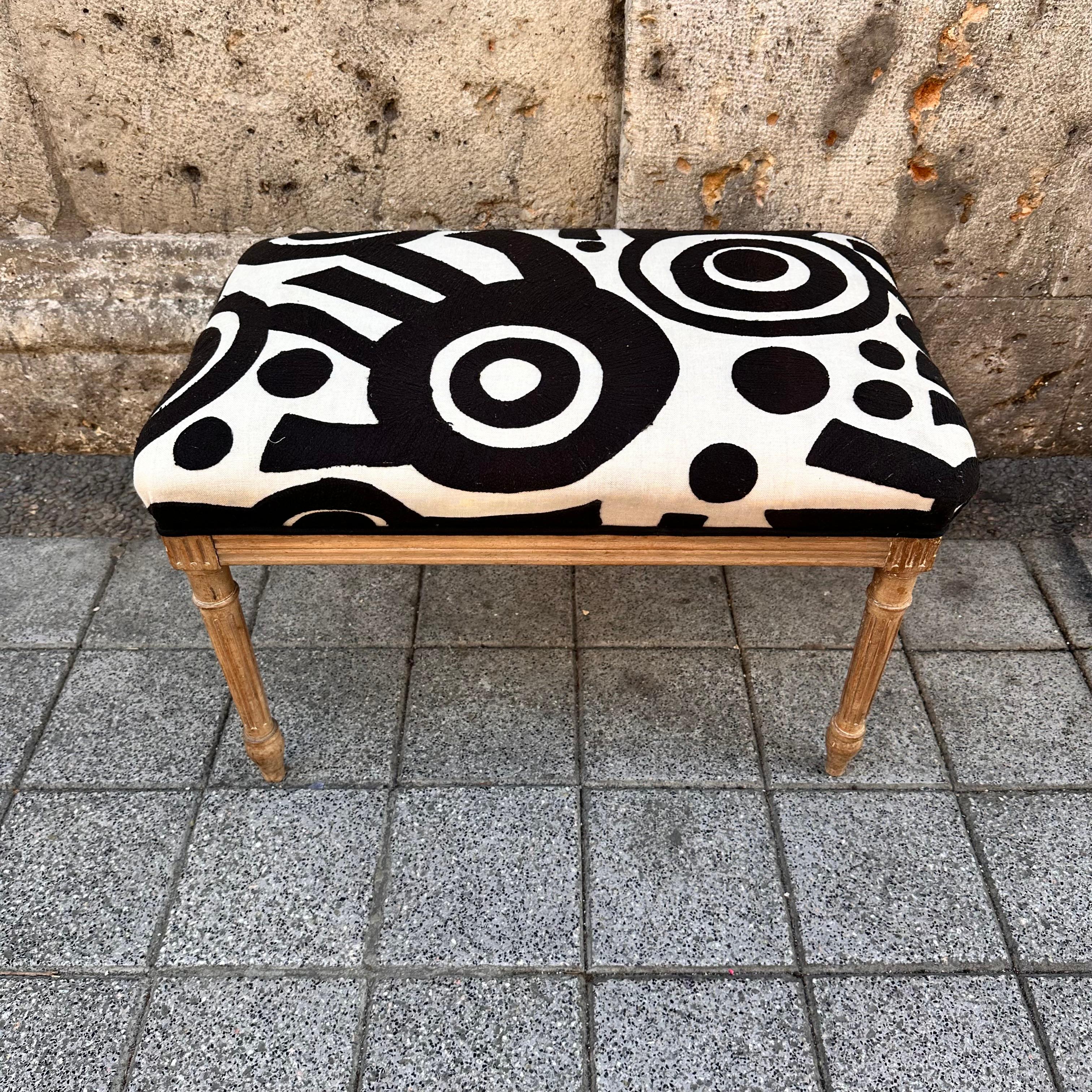 Style Louis XVI  Tabouret Banc Sculpté en Bois Lavé Blanc Noir Pierre Frey en vente 3