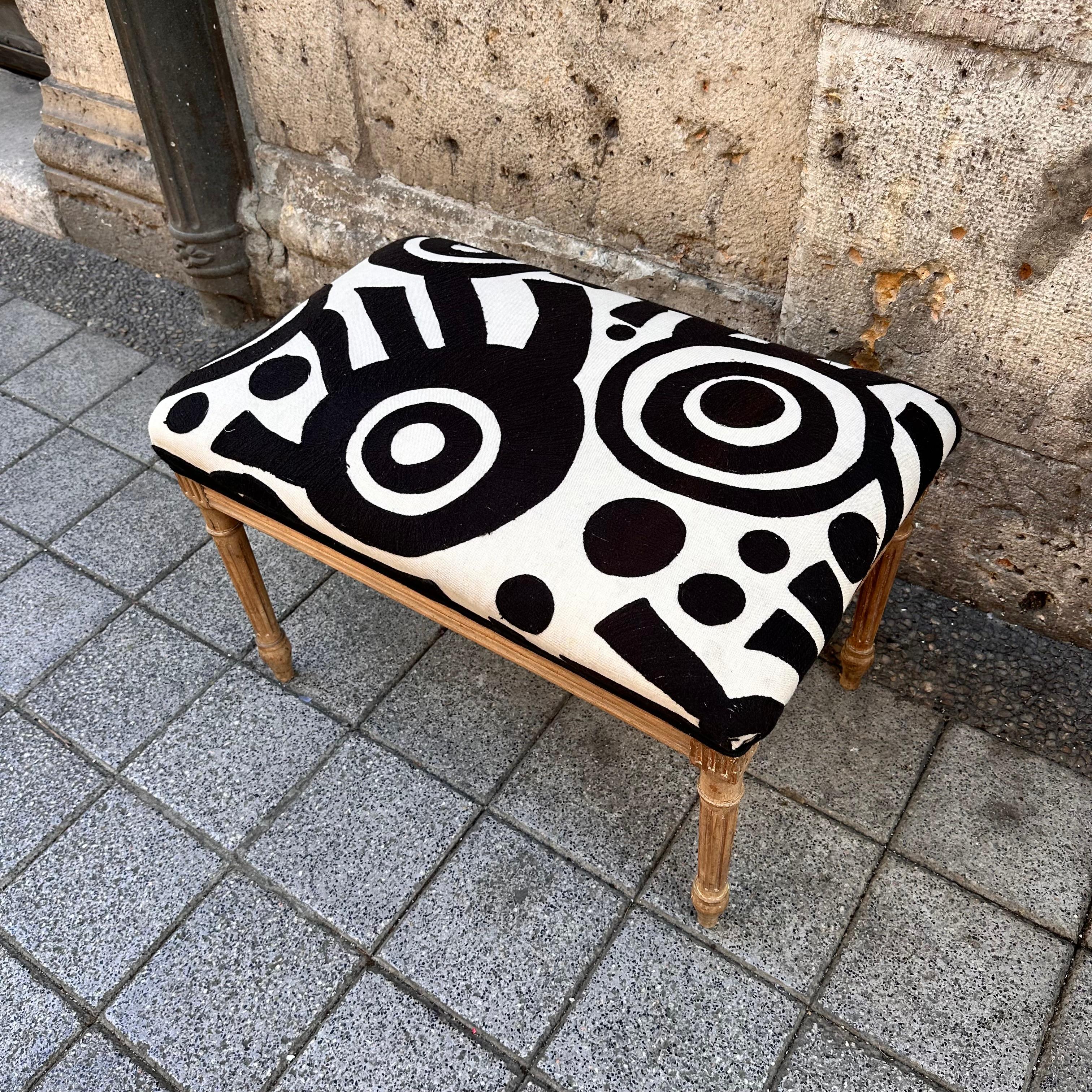 Style Louis XVI  Tabouret Banc Sculpté en Bois Lavé Blanc Noir Pierre Frey en vente 6