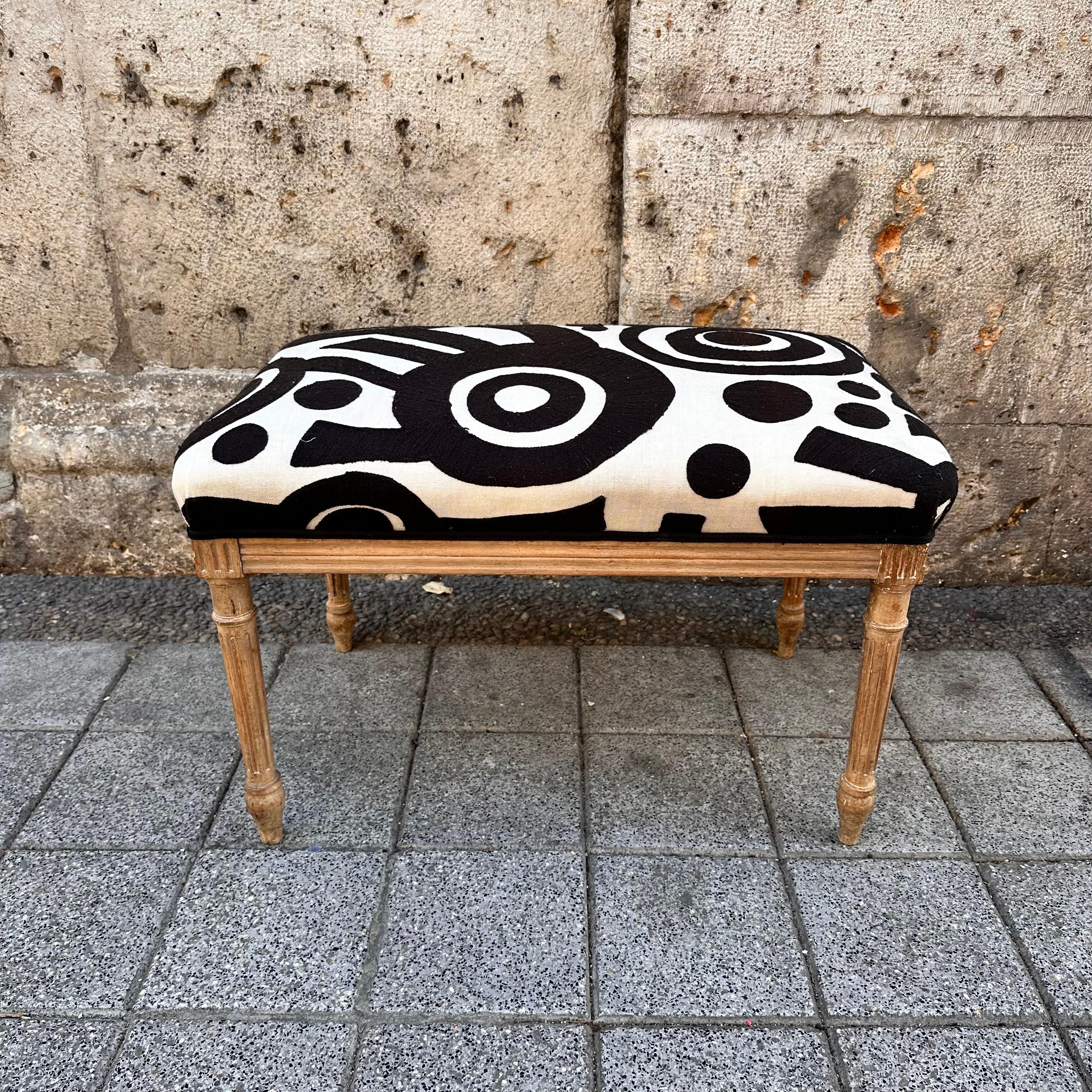 Style Louis XVI  Tabouret Banc Sculpté en Bois Lavé Blanc Noir Pierre Frey en vente 7