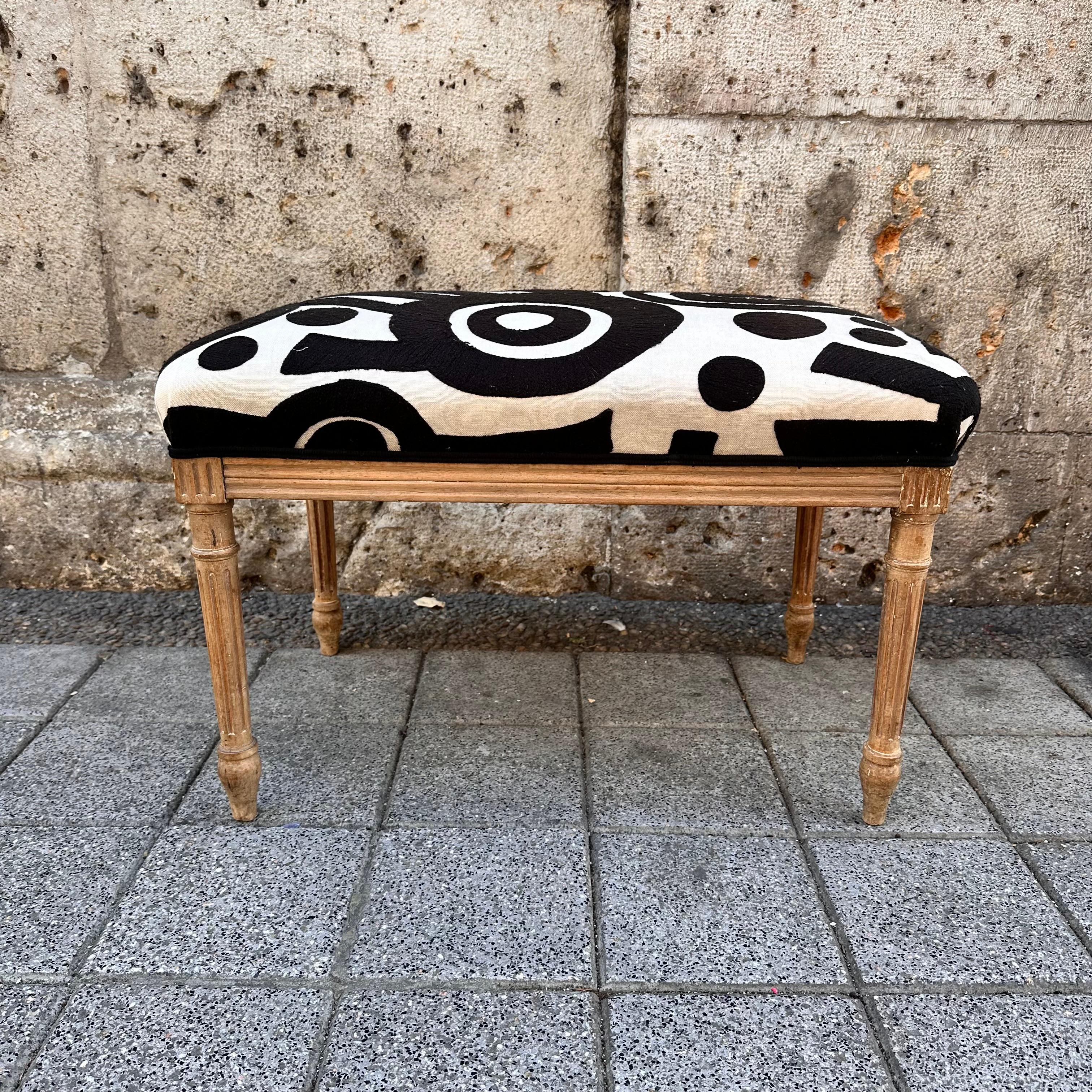 Style Louis XVI  Tabouret Banc Sculpté en Bois Lavé Blanc Noir Pierre Frey en vente 8