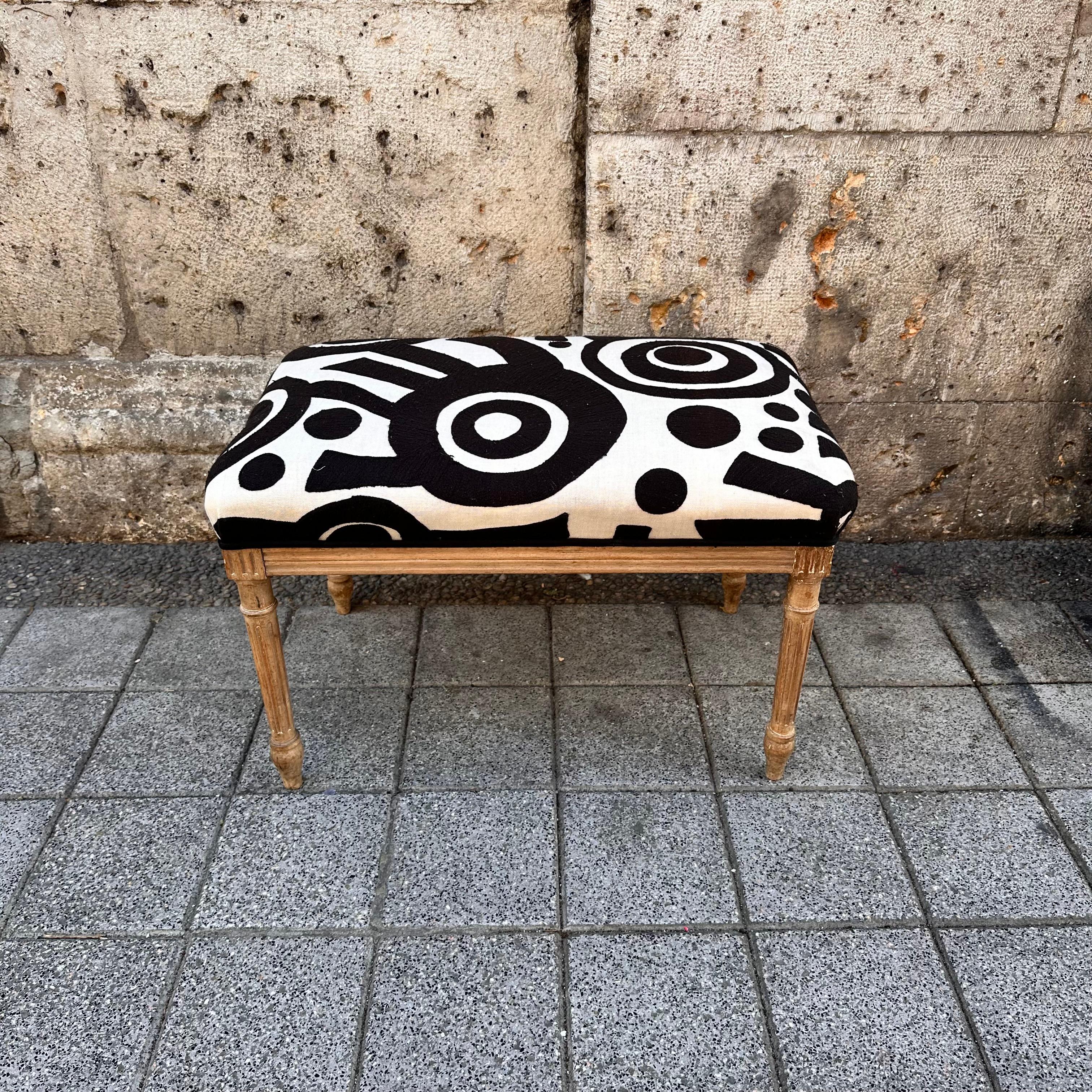 Style Louis XVI  Tabouret Banc Sculpté en Bois Lavé Blanc Noir Pierre Frey en vente 9