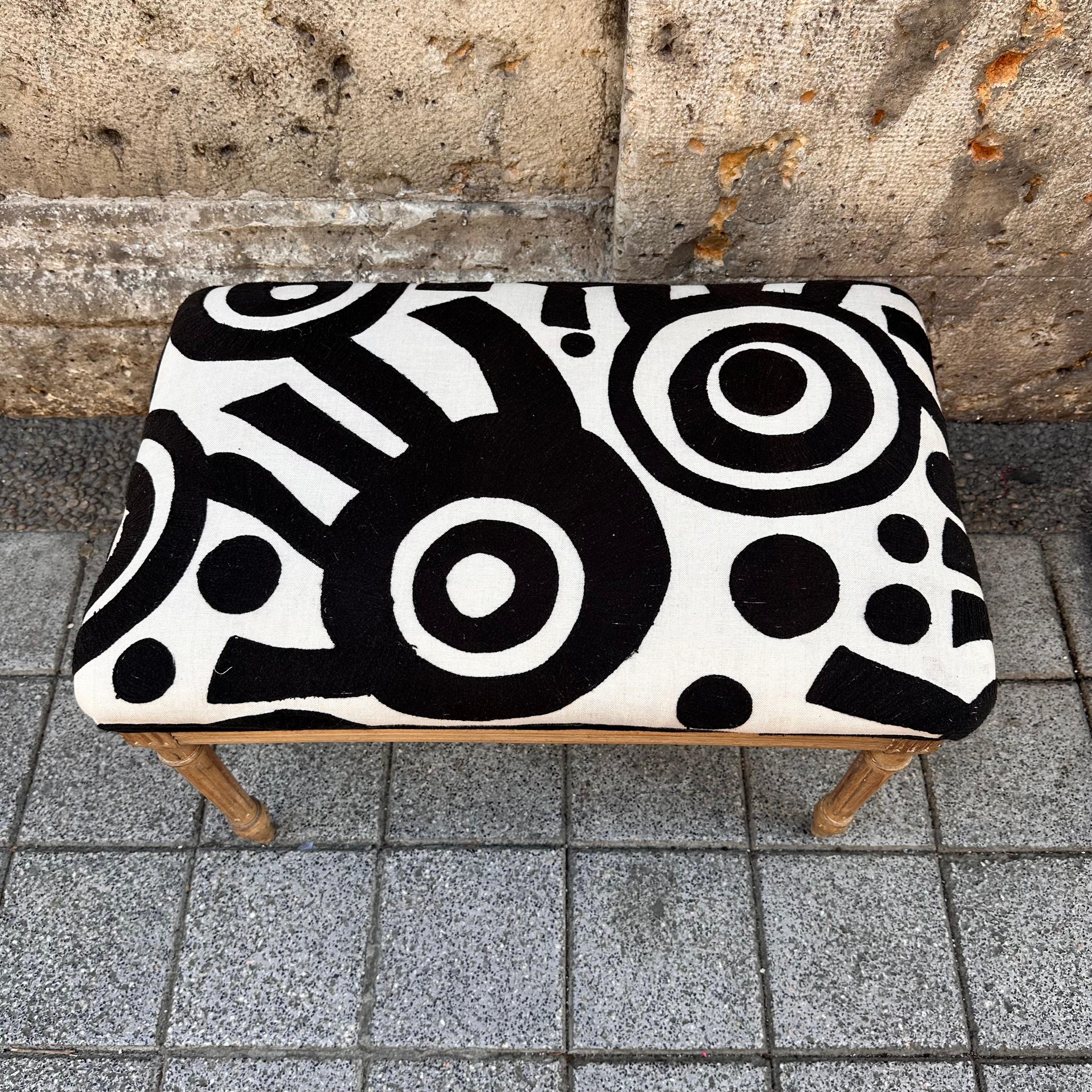 Style Louis XVI  Tabouret Banc Sculpté en Bois Lavé Blanc Noir Pierre Frey en vente 10