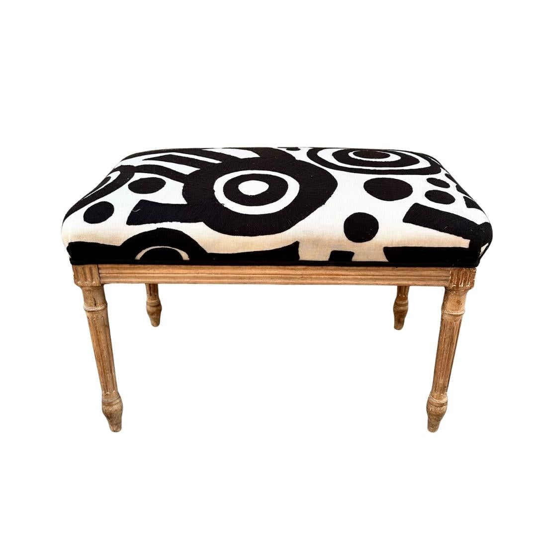 Gorgous et Charmant tabouret ou banc de style Louis XVI avec tapisserie de Pierre Frey. Il est doté d'une assise rectangulaire et rembourrée, revêtue d'un tissu de la prestigieuse et renommée marque Pierre Frey, maison fondée en 1935 à Paris par le