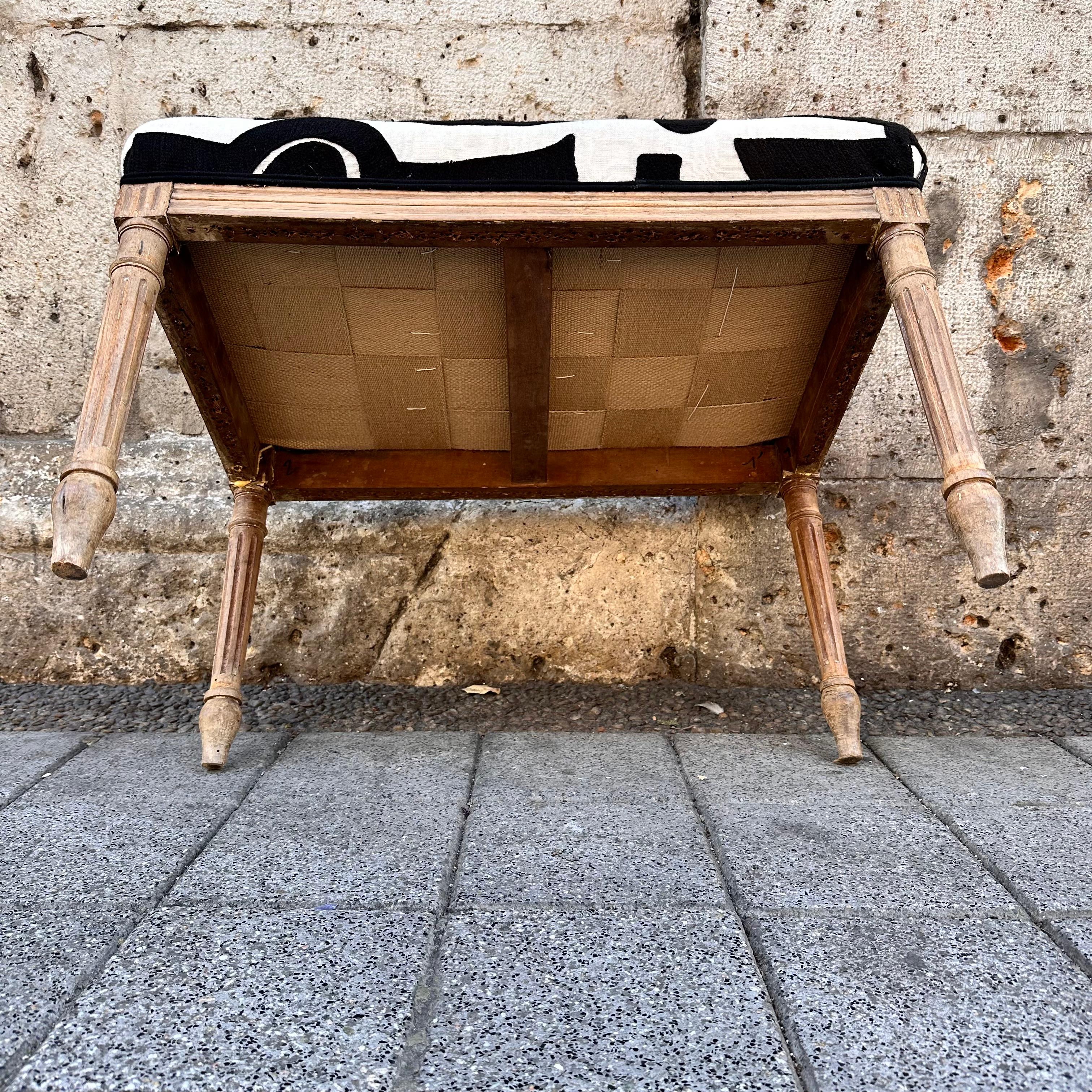 Style Louis XVI  Tabouret Banc Sculpté en Bois Lavé Blanc Noir Pierre Frey en vente 12