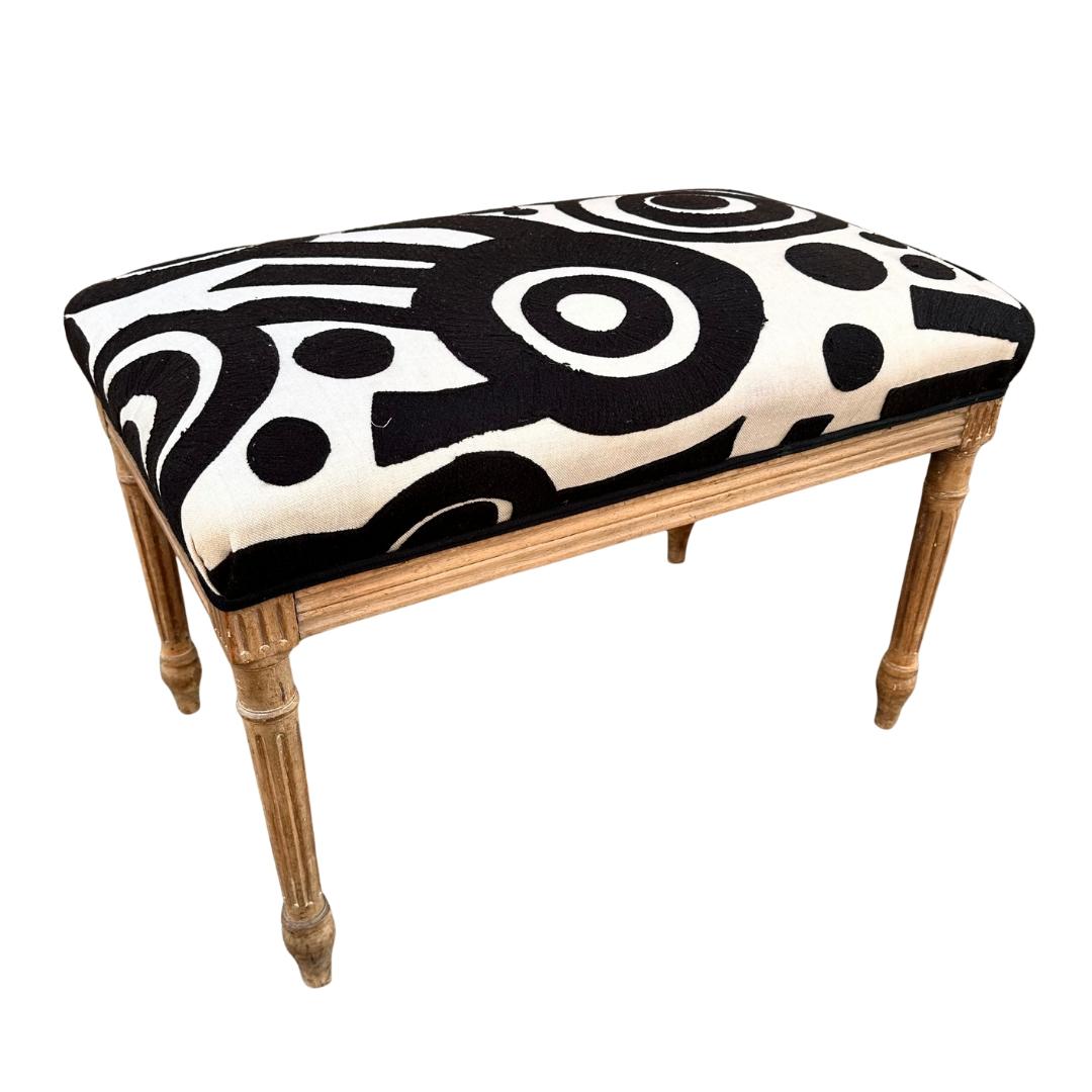 Mid-Century Modern Style Louis XVI  Tabouret Banc Sculpté en Bois Lavé Blanc Noir Pierre Frey en vente