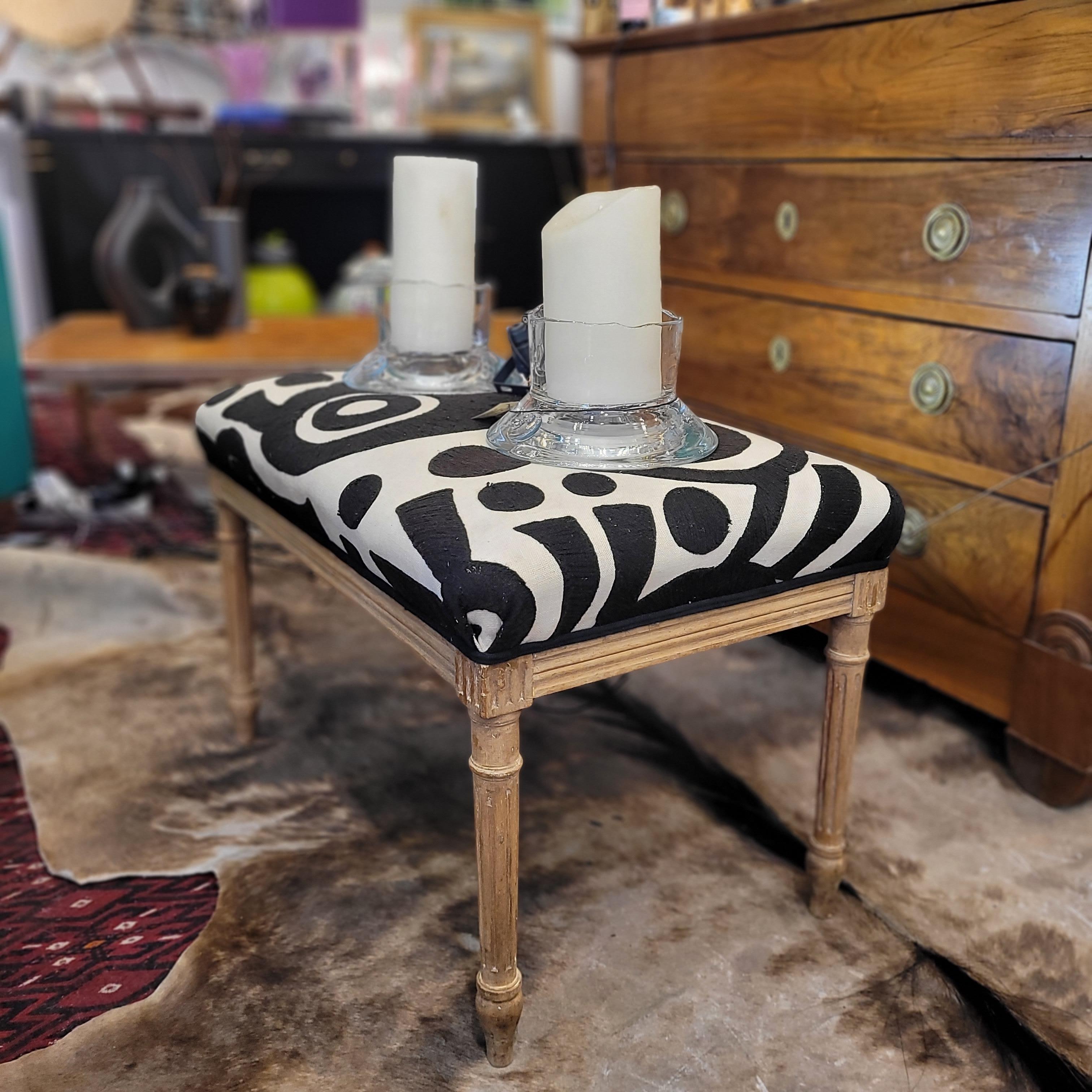 Français Style Louis XVI  Tabouret Banc Sculpté en Bois Lavé Blanc Noir Pierre Frey en vente