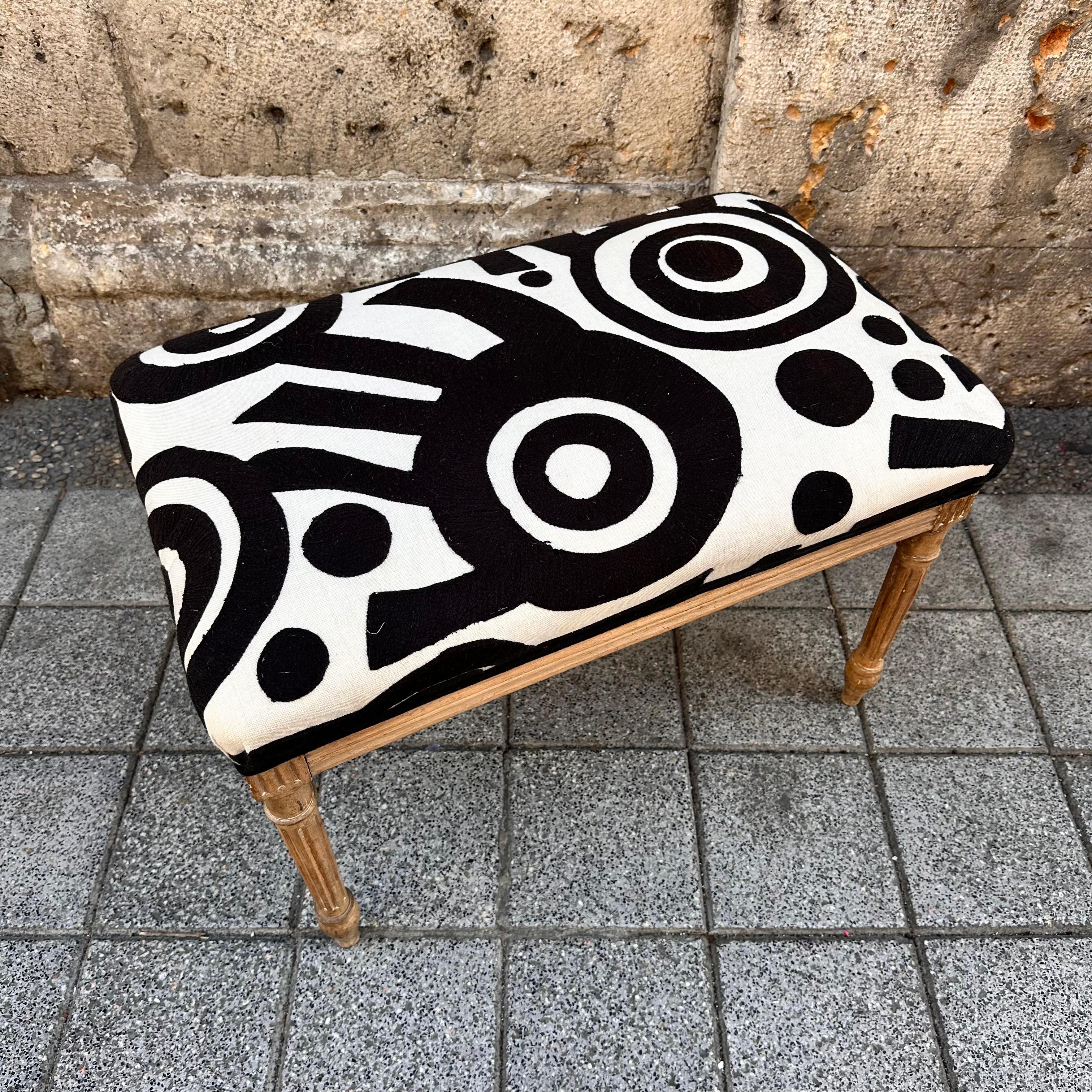 Fin du 20e siècle Style Louis XVI  Tabouret Banc Sculpté en Bois Lavé Blanc Noir Pierre Frey en vente