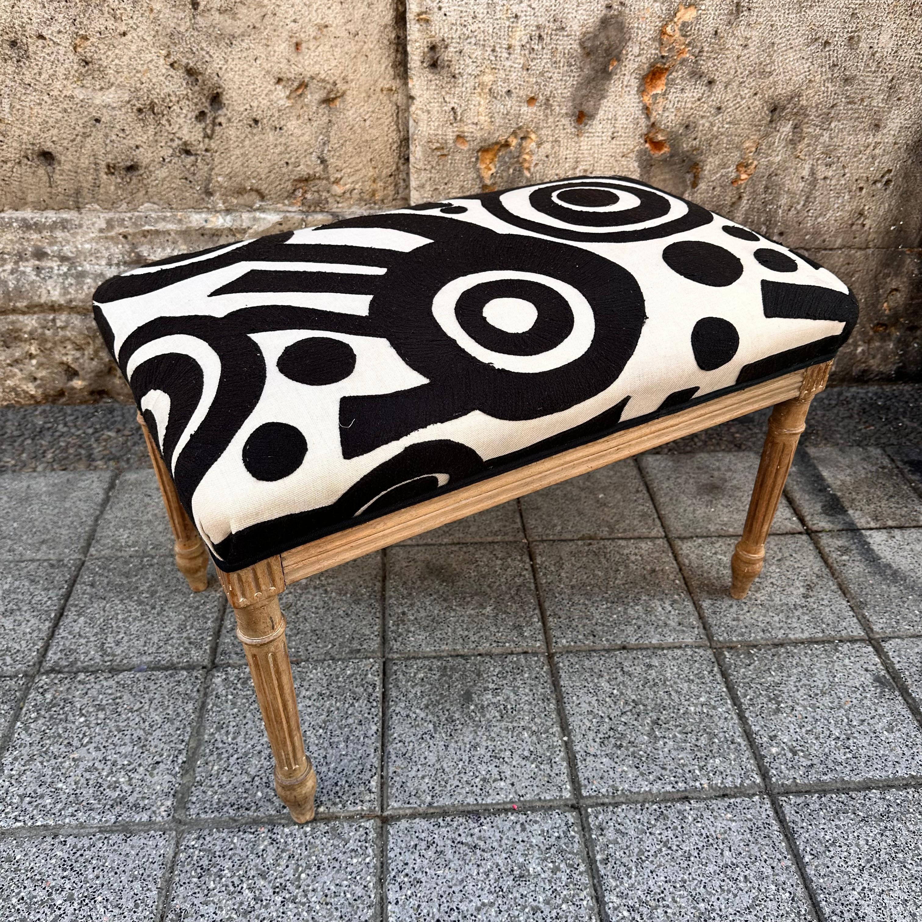 Tissu Style Louis XVI  Tabouret Banc Sculpté en Bois Lavé Blanc Noir Pierre Frey en vente