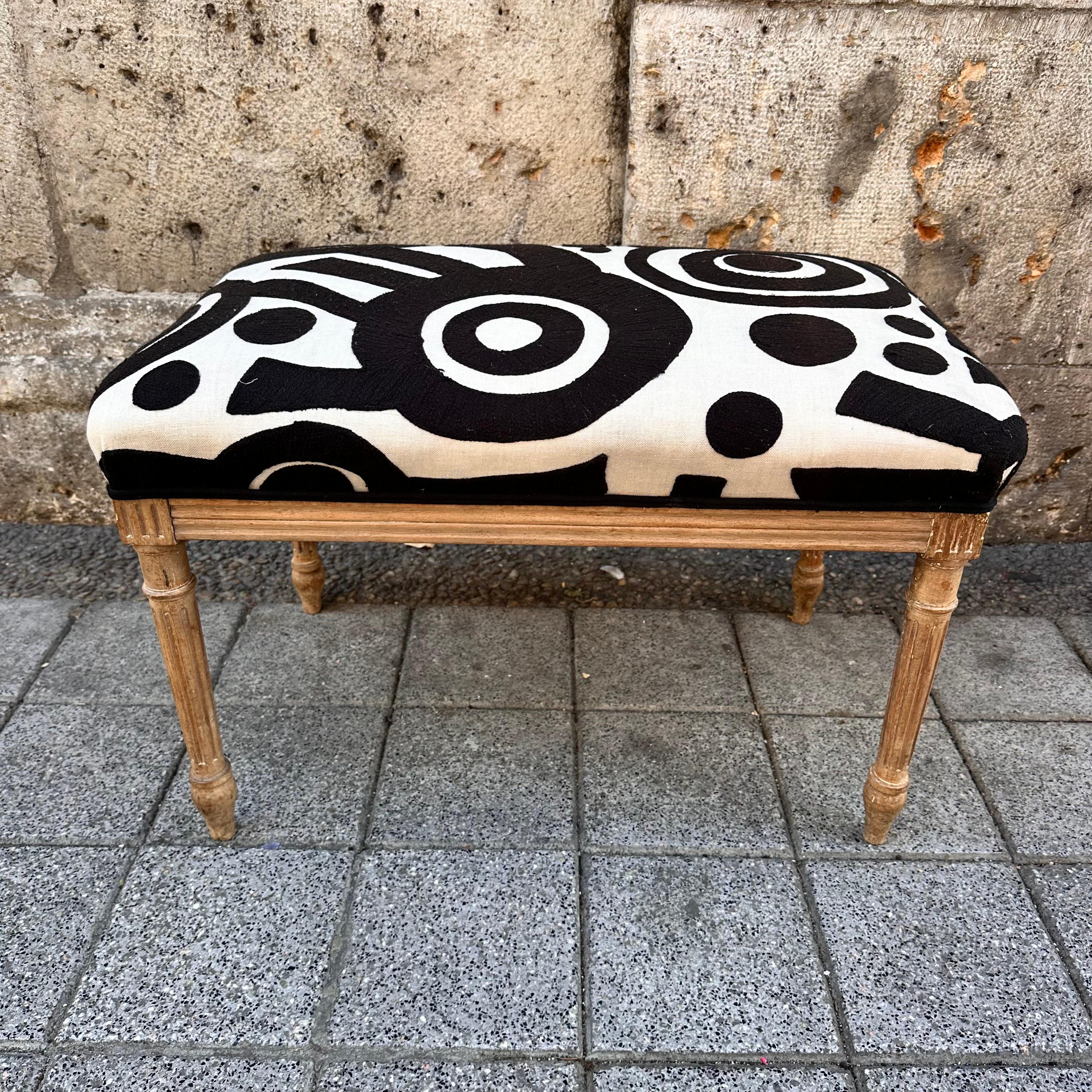 Style Louis XVI  Tabouret Banc Sculpté en Bois Lavé Blanc Noir Pierre Frey en vente 1