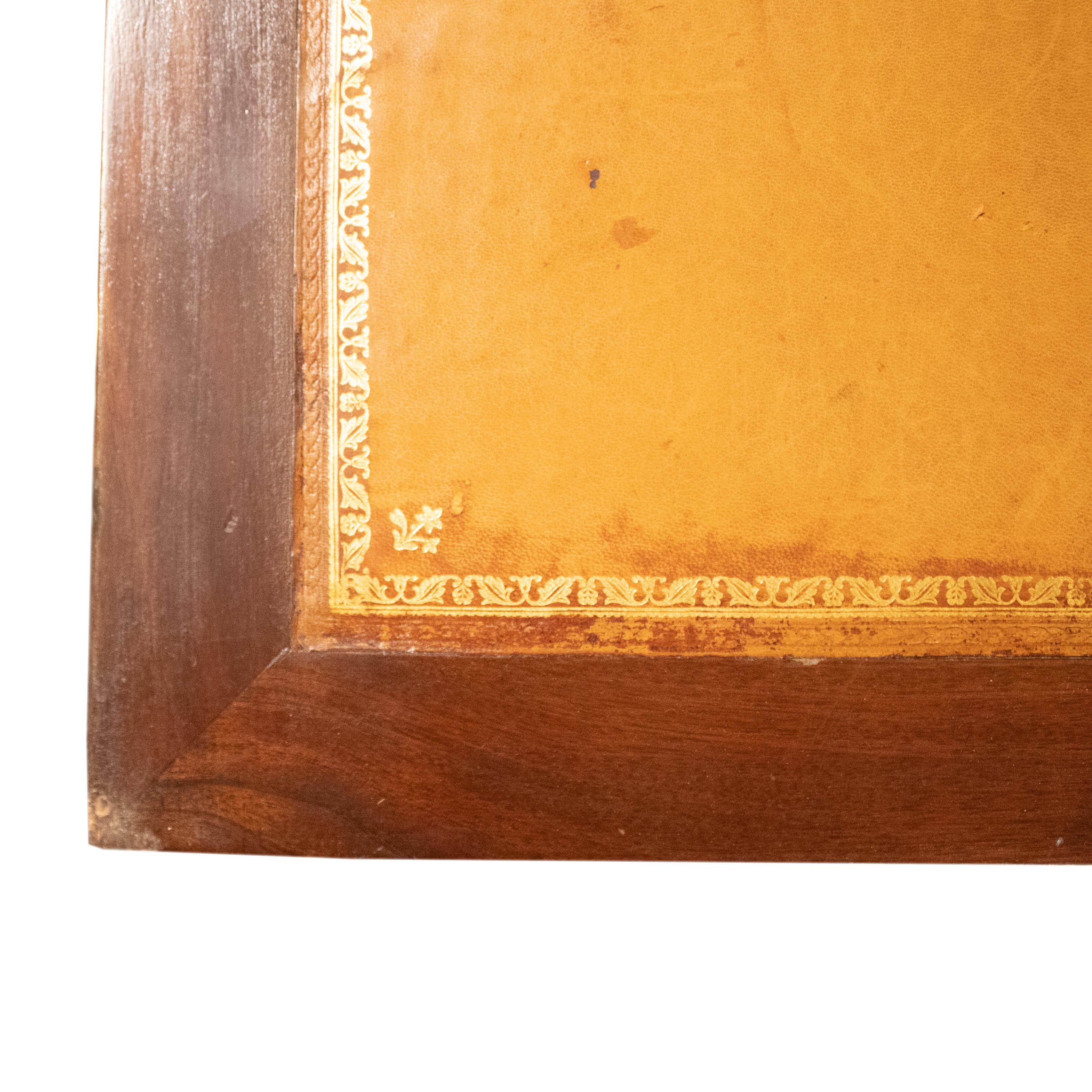 Legno Secretaire Abattant in stile Luigi XVI a quattro cassetti. Francia, XIX secolo. in vendita