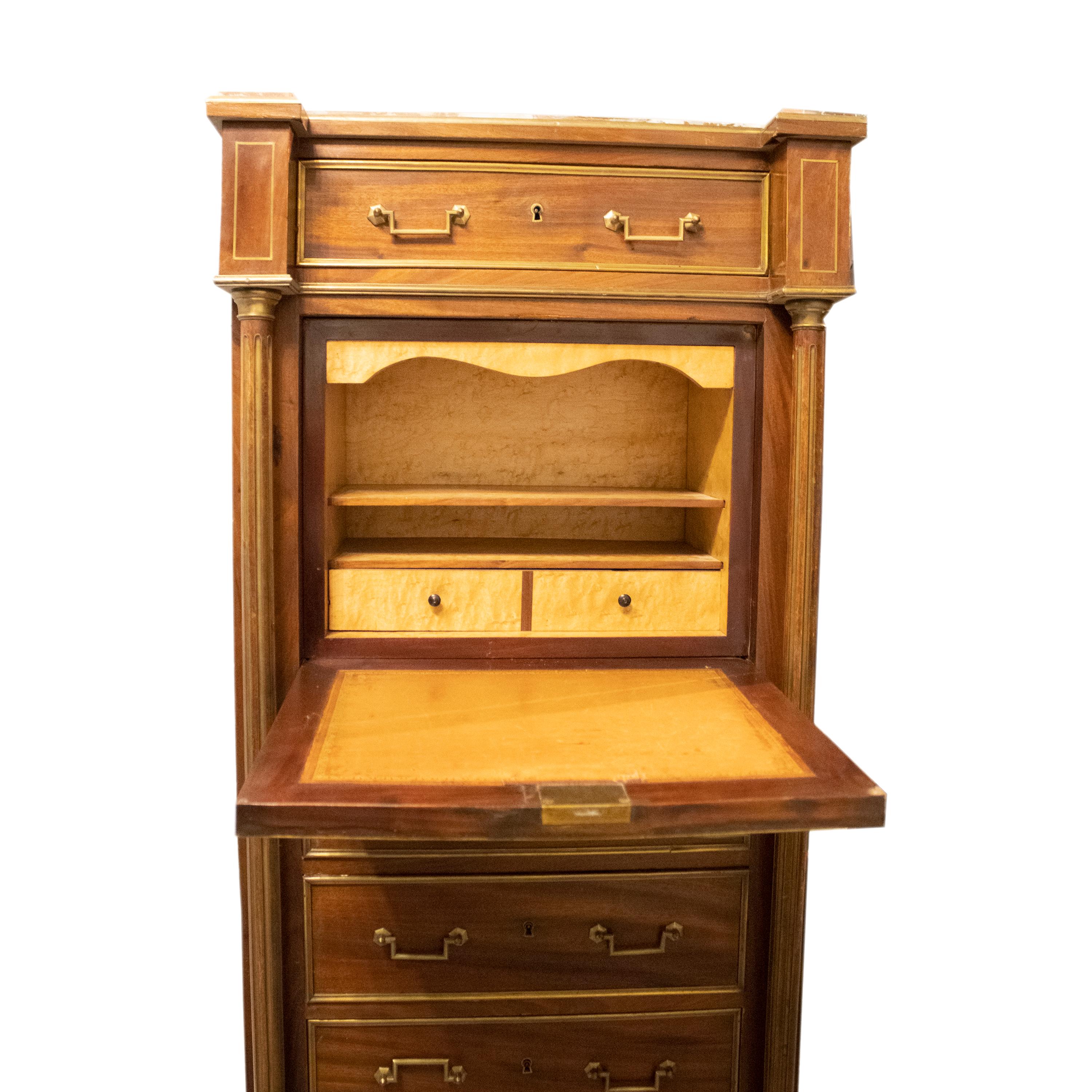 Secretaire Abattant in stile Luigi XVI a quattro cassetti. Francia, XIX secolo. in vendita 3