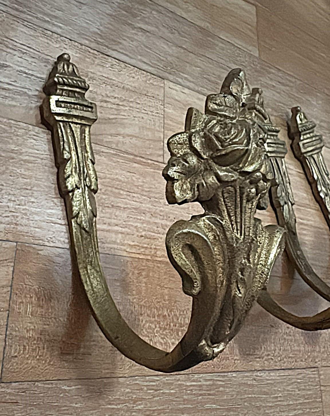 Vier französische Vorhanghalterungen im Louis-XVI.-Stil aus gemeißelter und vergoldeter Bronze im Angebot 3