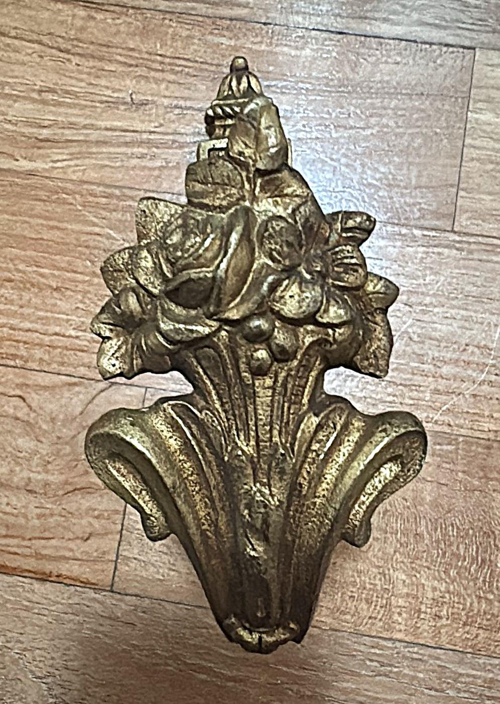 Vier französische Vorhanghalterungen im Louis-XVI.-Stil aus gemeißelter und vergoldeter Bronze im Angebot 4