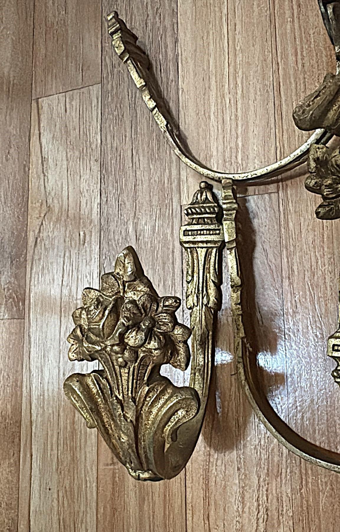 Vier französische Vorhanghalterungen im Louis-XVI.-Stil aus gemeißelter und vergoldeter Bronze im Angebot 5