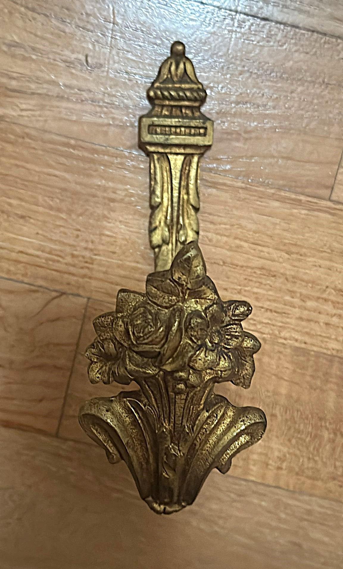 Vier französische Vorhanghalterungen im Louis-XVI.-Stil aus gemeißelter und vergoldeter Bronze im Angebot 6